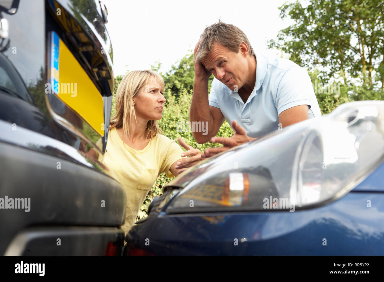 L uomo e la donna avente argomento dopo incidente stradale Foto Stock
