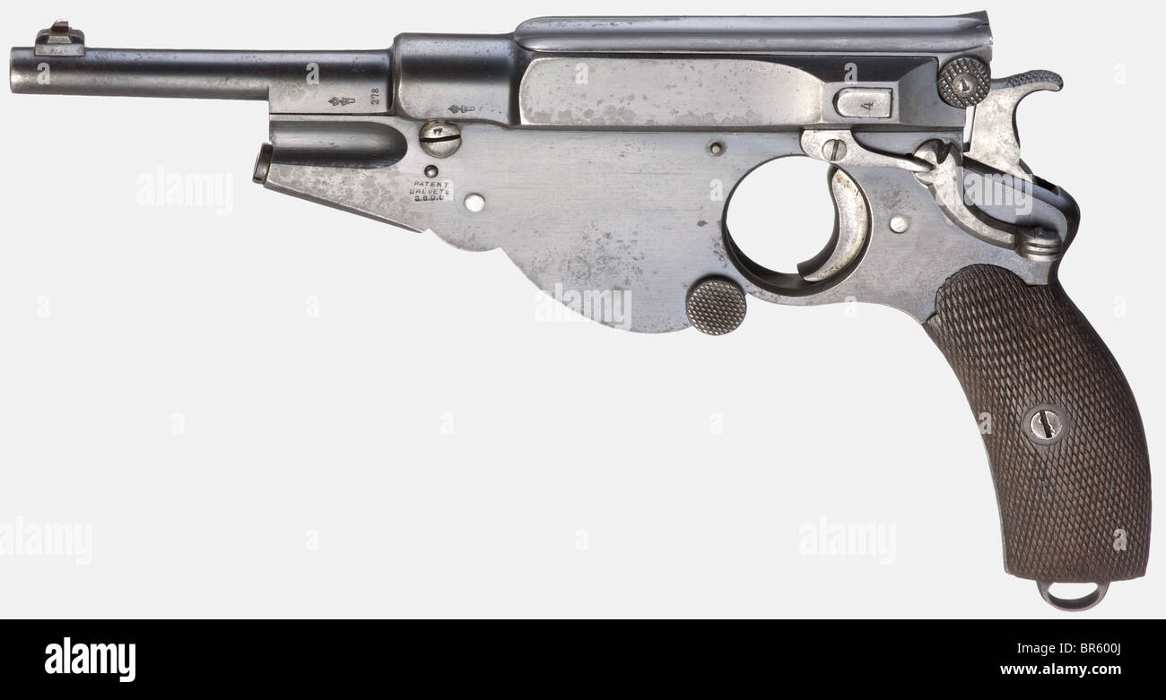 Un Bergmann mod. 1896 no. 3, 6,5 mm cal., n. 2875. Foro leggermente ruvido, con estrattore. 5 shot. Marchio di prova: Corona doppia/'U'. Anteriore sinistro su iscrizione di brevetto del telaio, sul coperchio della serratura a destra: Logo ovale fermo con nana e iscrizione cerchiata 'Gaggenau V.C.S. Suhl". Completa originale bluing, punti deboli in luoghi. Piccole parti in precedenza bianco lucido, macchiato. Pannelli di presa in noce scuro con ghiera fine. Anello del cordone. Ottime condizioni generali. Erwerbsscheinpflichtig. Storico, storico, 19th secolo, pistola civile, pistole civili, manuale, pistola, pistole, fi, Foto Stock