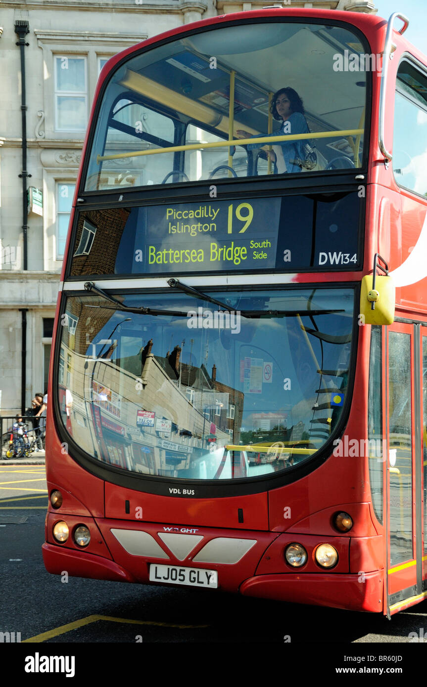 Parte anteriore di un numero 19 bus rosso a due piani Londra Inghilterra REGNO UNITO Foto Stock