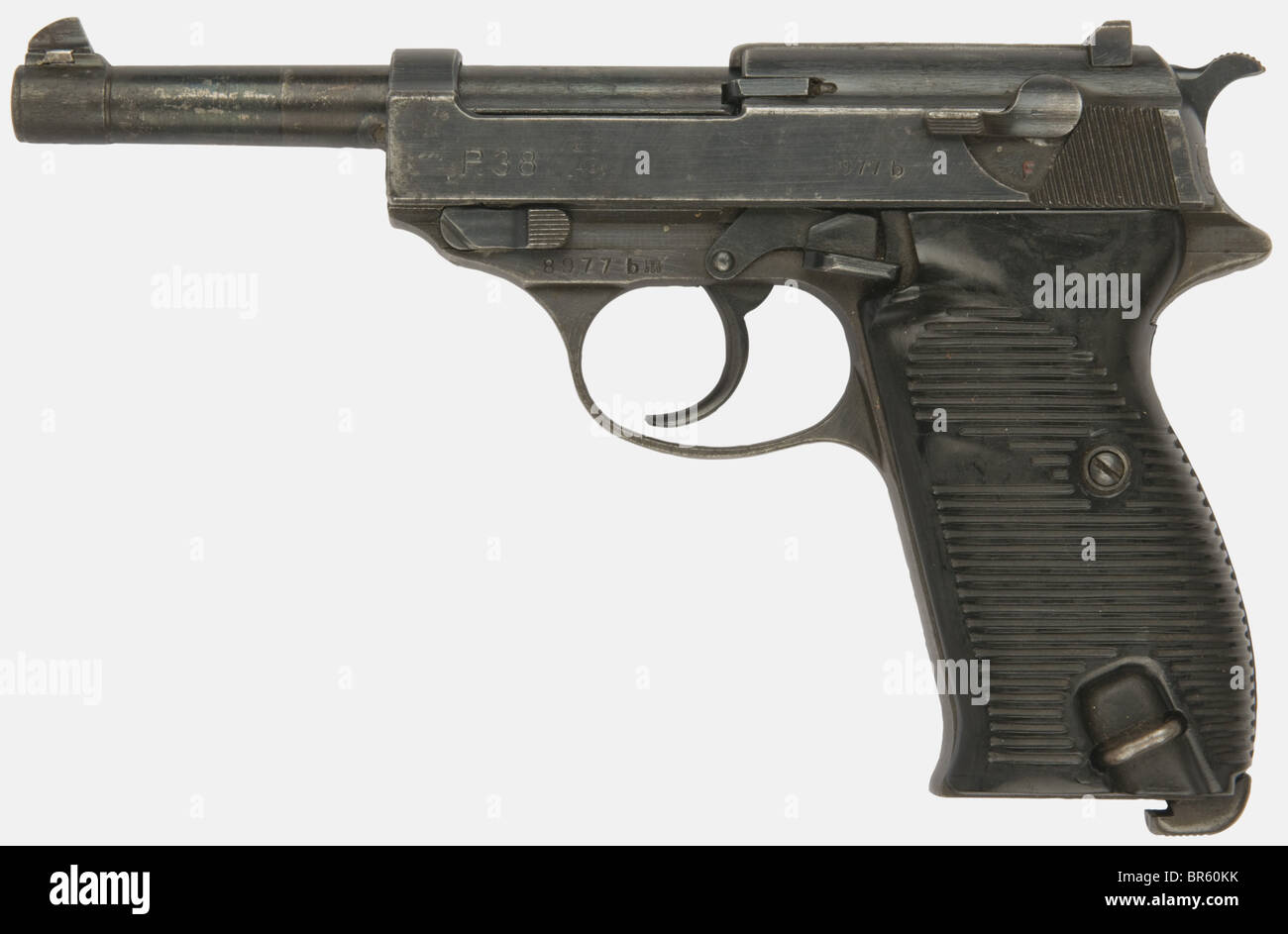 Una pistola tedesca P 38, calibro 9 x 19, numero 8977b, realizzata da 'ac' (Walther) nel 1943. Impugnature in bachelite nera, bluing originale (parzialmente rimosso). Nessuna rivista. Storico, storico, 1930s, 20th secolo, pistola, armi da fuoco, arma da fuoco, armi da fuoco, armi da fuoco, armi, arma, braccio, dispositivo di combattimento, oggetto, oggetti, alambicchi, clippings, taglio, taglio, taglio, militari, milaria, attrezzatura, Foto Stock