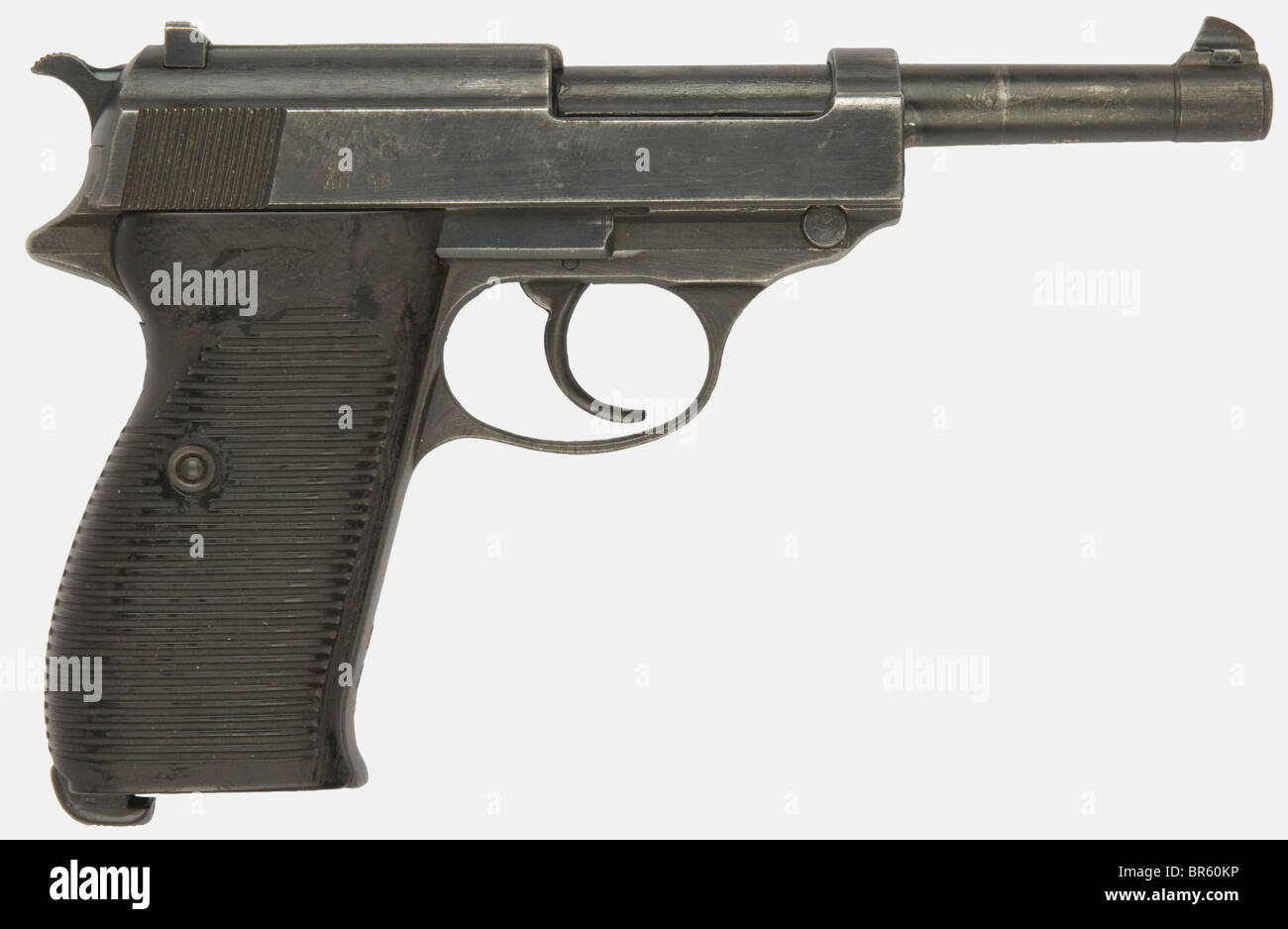 Una pistola tedesca P 38, calibro 9 x 19, numero 8977b, realizzata da 'ac' (Walther) nel 1943. Impugnature in bachelite nera, bluing originale (parzialmente rimosso). Nessuna rivista. Storico, storico, 1930s, 20th secolo, pistola, armi da fuoco, arma da fuoco, armi da fuoco, armi da fuoco, armi, arma, braccio, dispositivo di combattimento, oggetto, oggetti, alambicchi, clippings, taglio, taglio, taglio, militari, milaria, attrezzatura, Foto Stock
