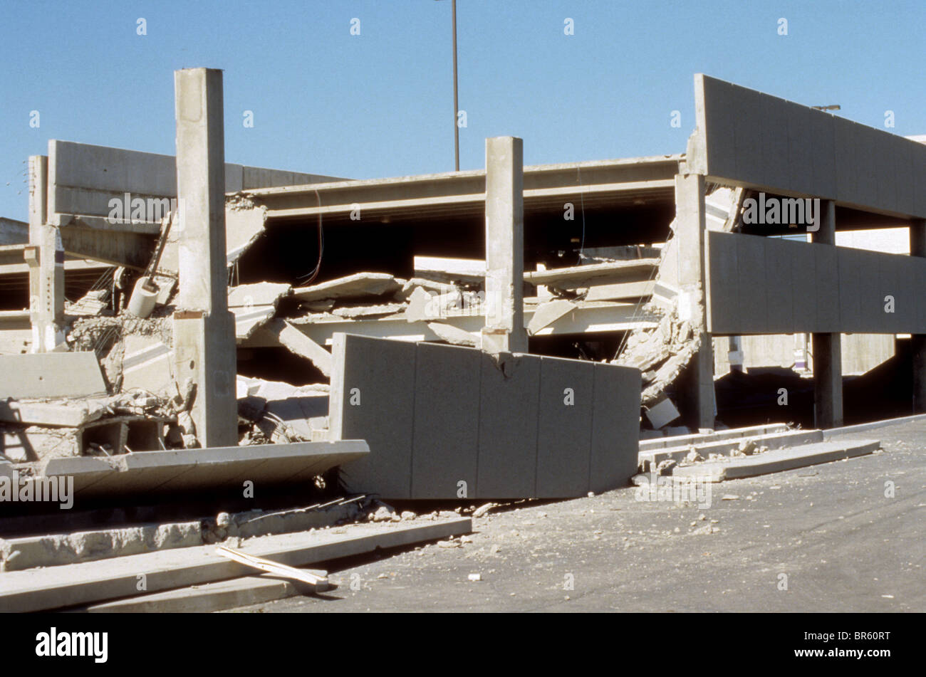 1971 Sylmar terremoto danni temblor struttura di parcheggio shop center mall crollo in calcestruzzo struttura in acciaio forza Richter Foto Stock