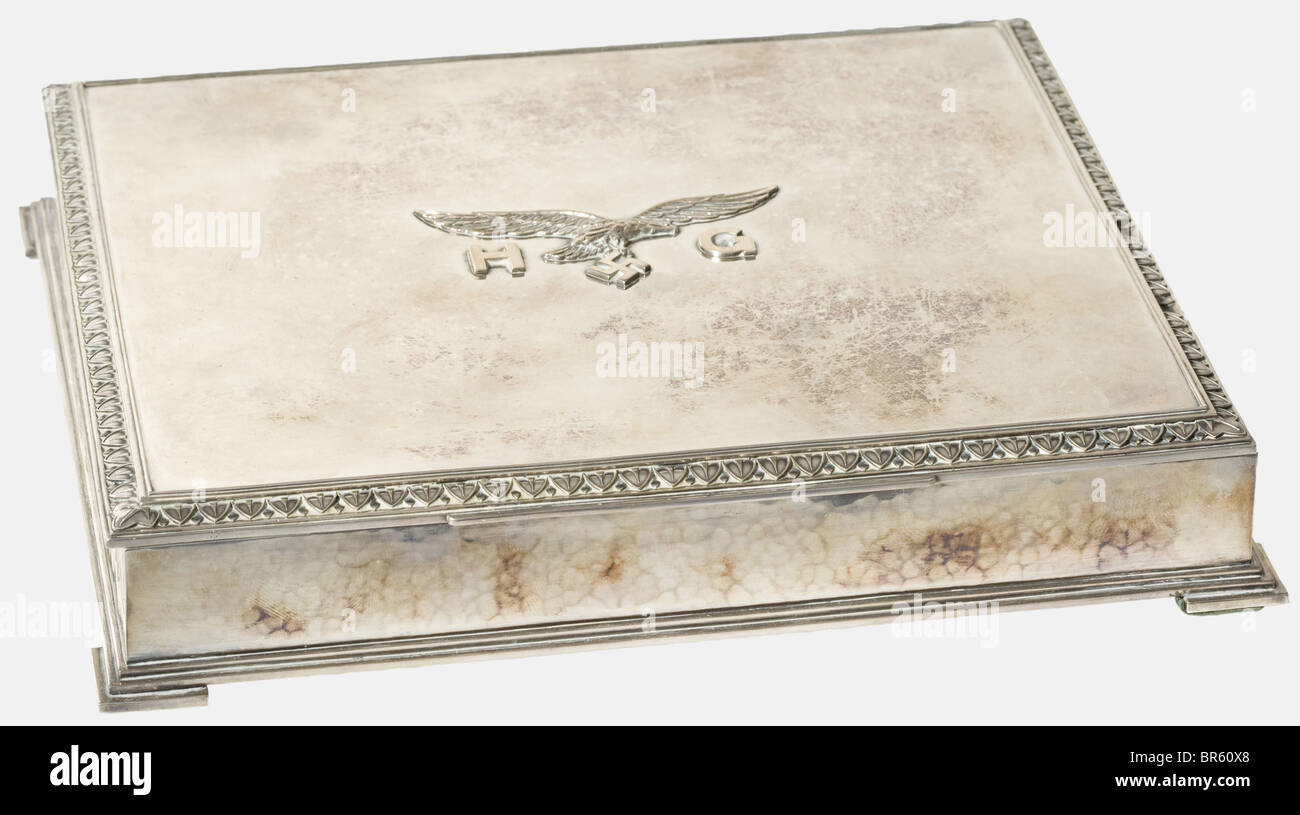 Hermann Göring, un cofanetto di presentazione in argento di Jagdgeschwader 1 superficie Martellata, il coperchio recante un bordo di fregio in foglia e un'aquila Luftwaffe applicata con il monogramma di Hermann Göring. Piedi rettangolari, l'interno decorato con una placca placcata oro raffigurante un Fokker D. VIII, il tipo di aeromobile Göring aveva volato nella Prima guerra mondiale. Fu l'ultimo comandante del Jagdgeschwader 1 (il "Circo volante" di Richthofen). Rivestimento in legno esotico per un certificato onorario, il fondo con segni e firma del famoso gioielliere di Monaco e medaglia maker Max Olofs. Si, Foto Stock