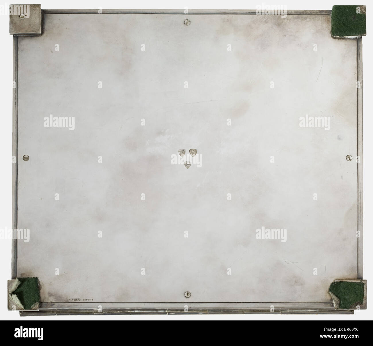 Hermann Göring, un cofanetto di presentazione in argento di Jagdgeschwader 1 superficie Martellata, il coperchio recante un bordo di fregio in foglia e un'aquila Luftwaffe applicata con il monogramma di Hermann Göring. Piedi rettangolari, l'interno decorato con una placca placcata oro raffigurante un Fokker D. VIII, il tipo di aeromobile Göring aveva volato nella Prima guerra mondiale. Fu l'ultimo comandante del Jagdgeschwader 1 (il "Circo volante" di Richthofen). Rivestimento in legno esotico per un certificato onorario, il fondo con segni e firma del famoso gioielliere di Monaco e medaglia maker Max Olofs. Si, Foto Stock
