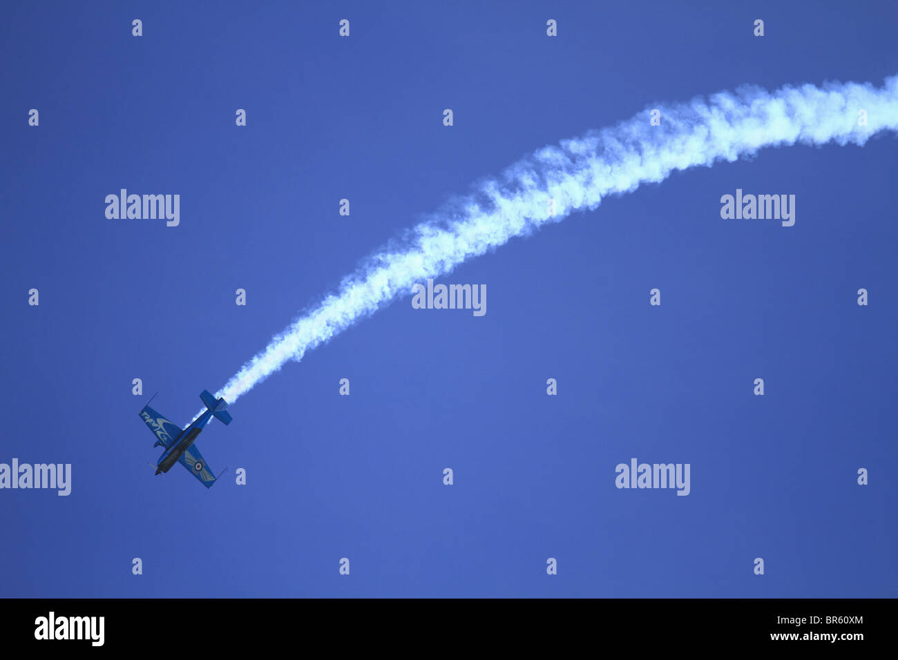 Un membro delle lame formazione Aerobatic Team Display a Eastbourne Air Show, East Sussex, Inghilterra. Foto Stock