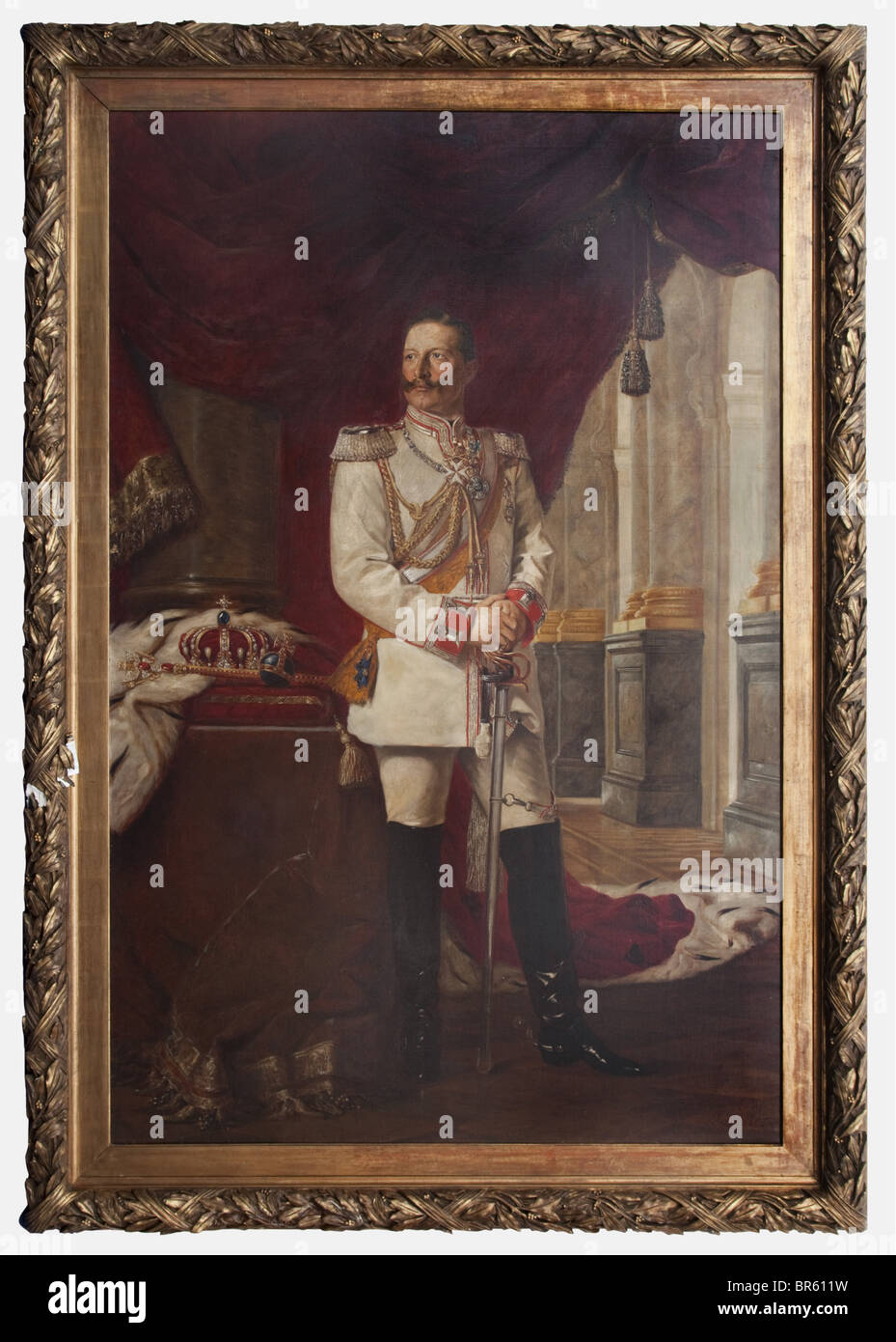 Ludwig Noster (1859 - 1910), ritratto dell'olio di Kaiser Guglielmo II su tela, restaurato, firmato e datato in basso a destra nel 1907. L. Noster'. L'imperatore nell'uniforme del Colonnello-in-Capo del Reggimento pesante di Cavalleria 'Gardes du Corps', le sue mani si piegarono sulla sua spada. Ben visibile attorno al collo la catena d'argento del Gran Comandante Dell'Ordine della Casa reale di Hohenzollern e la decorazione protettrice Dell'Ordine di San Giovanni, il suo sash adornato dal gioiello dell'Alto Ordine dell'Aquila Nera. Accanto a lui un tavolo coperto da un broccato plaid a, Foto Stock