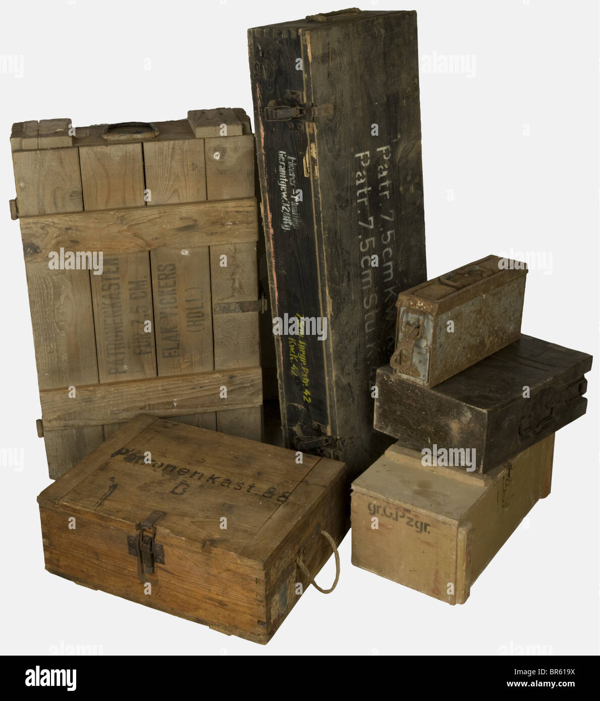 Accessoires, Ensemble de caisses allemandes, comprenant une caisse en bois blanc pour 1500 cartocks caliber 7,92 x 57 type S.m.E. Fabrication 'hw' en 1944 avec belle étiquette marquée 'Für M.G.' en rouge et à la peinture noire sur le couvercle 'Patronenkast.88. B.', un conteneur pour deux chargeurs de canon de Flak de 2 cm peint feldgrau, une caissette en tôle d'acier pour une bande de mitrailleuse M.G. 34/42 (abîmée et oxydée), une caisse en bois feldgrau pour deux obus explosifs encartouchés de caliber 7,5cm fabbricazione 1943 marquée au potoir blanc 'Parr., Foto Stock