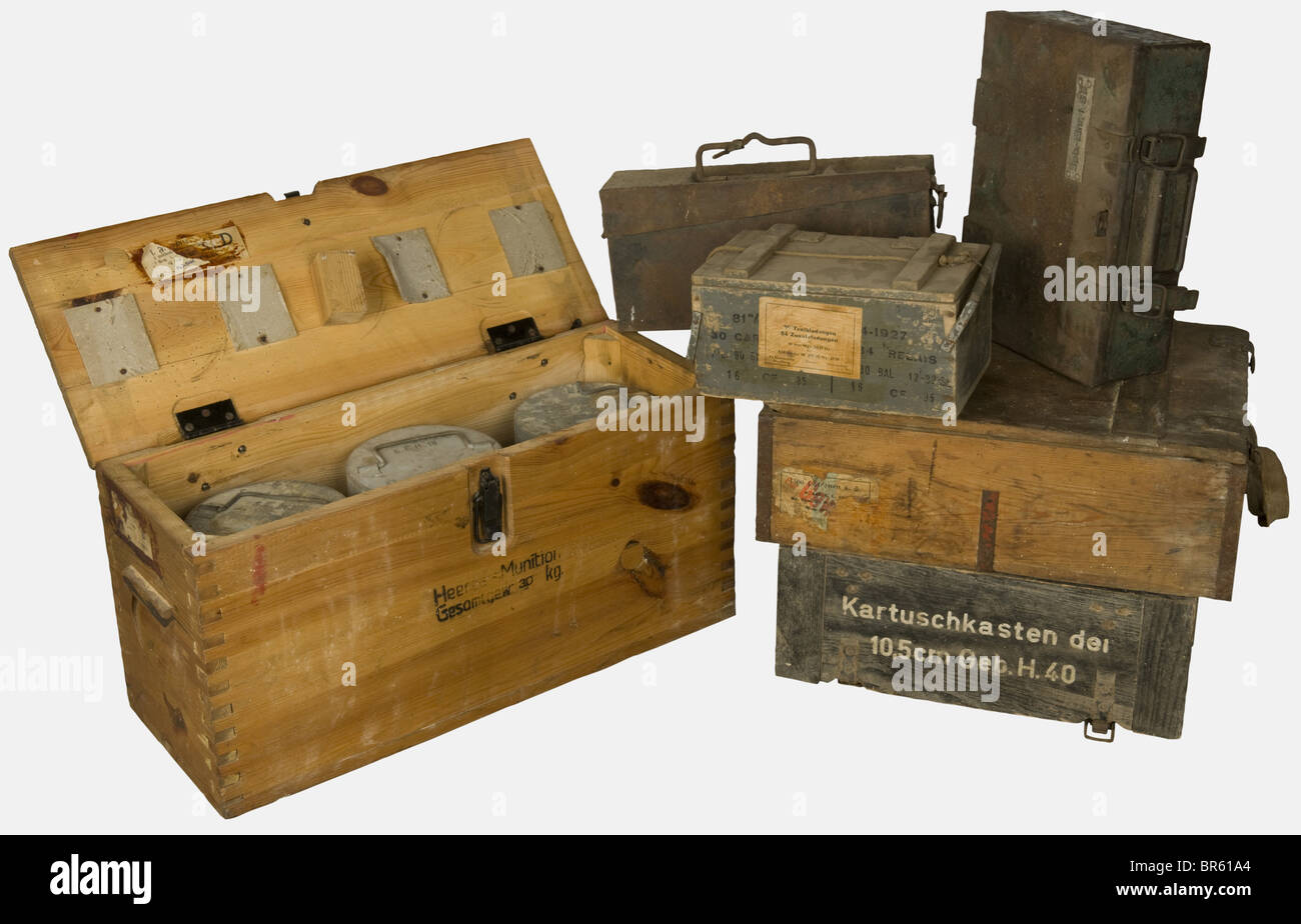 Accessoires, Ensemble de caisses allemandes, comprenant une caissette en bois léger peinte en gris pour relais d'obus de mortiers francais de 81 avec étiquette réemploi francaise sur le côté et dans le couvercle, une caisse en bois en blanc pour 1500 cartocks S.S. (Balles lourdes pointues) sur LAME chargeur Fabrication 1940 (Charnières cuir cassées), une caissette en tôle d'acier pour une bande de mitrailleuse M.G. 34/42 (oxidée), une caisse en bois feldgrau pour trois cartocks pour obus de 10,5cm d'obusier de montagne tipo 40 avec iscrizione sur le couvercle, Foto Stock