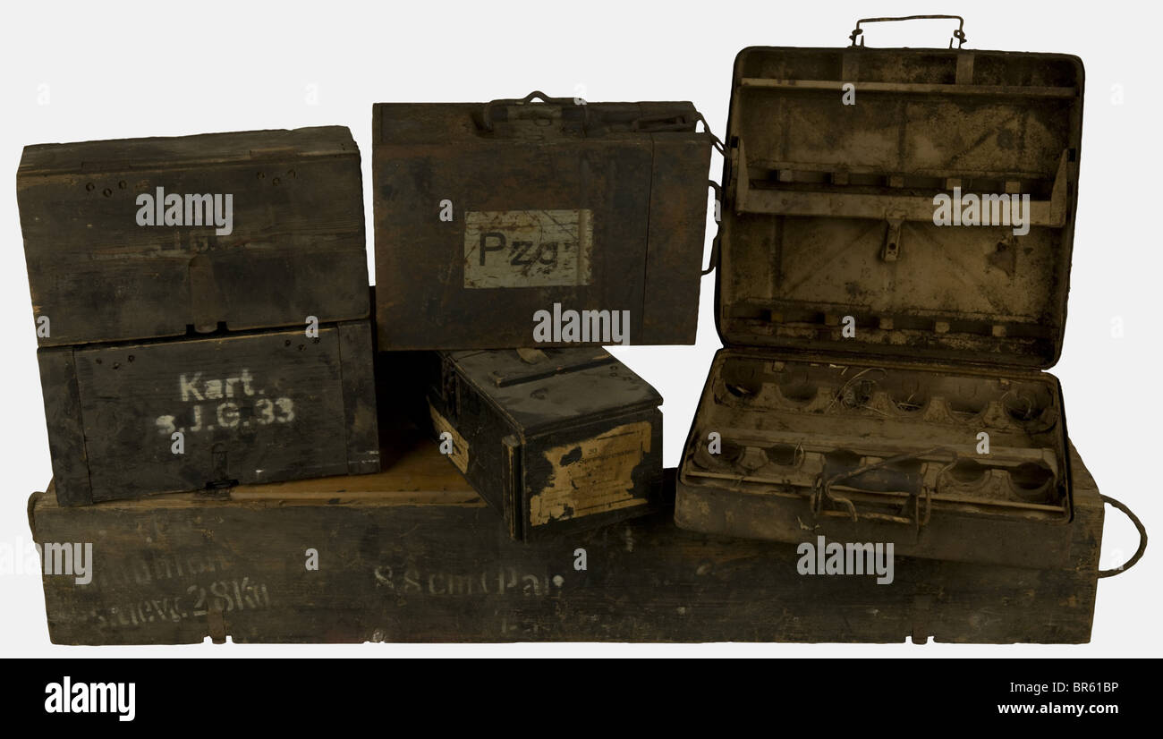 Accessoires, Ensemble de caisses allemandes, comprenant 3 caisses en bois feldgrau, deux d'eux pour 2 douilles d'artillerie marquée sur le couvercle en blanc 'Kart. J.G. 33' (obusier lourd d'infanterie modèle 1933) avec une seule poignée, la troisième pour 30 granate à fusil avec belle étiquette blanche à l'intérieur du couvercle '30 Gewehr Sprenggranaten', Fabrication du 15 janvier 1943 (usine 'wa'), une valignable en tôle, Flapik de Flaucer et de Flaucer et de Flaucer et de  , 12 marchese effacés), un conteneur métallique pour 2 chargeurs de canon de 2cm avec ma, Foto Stock