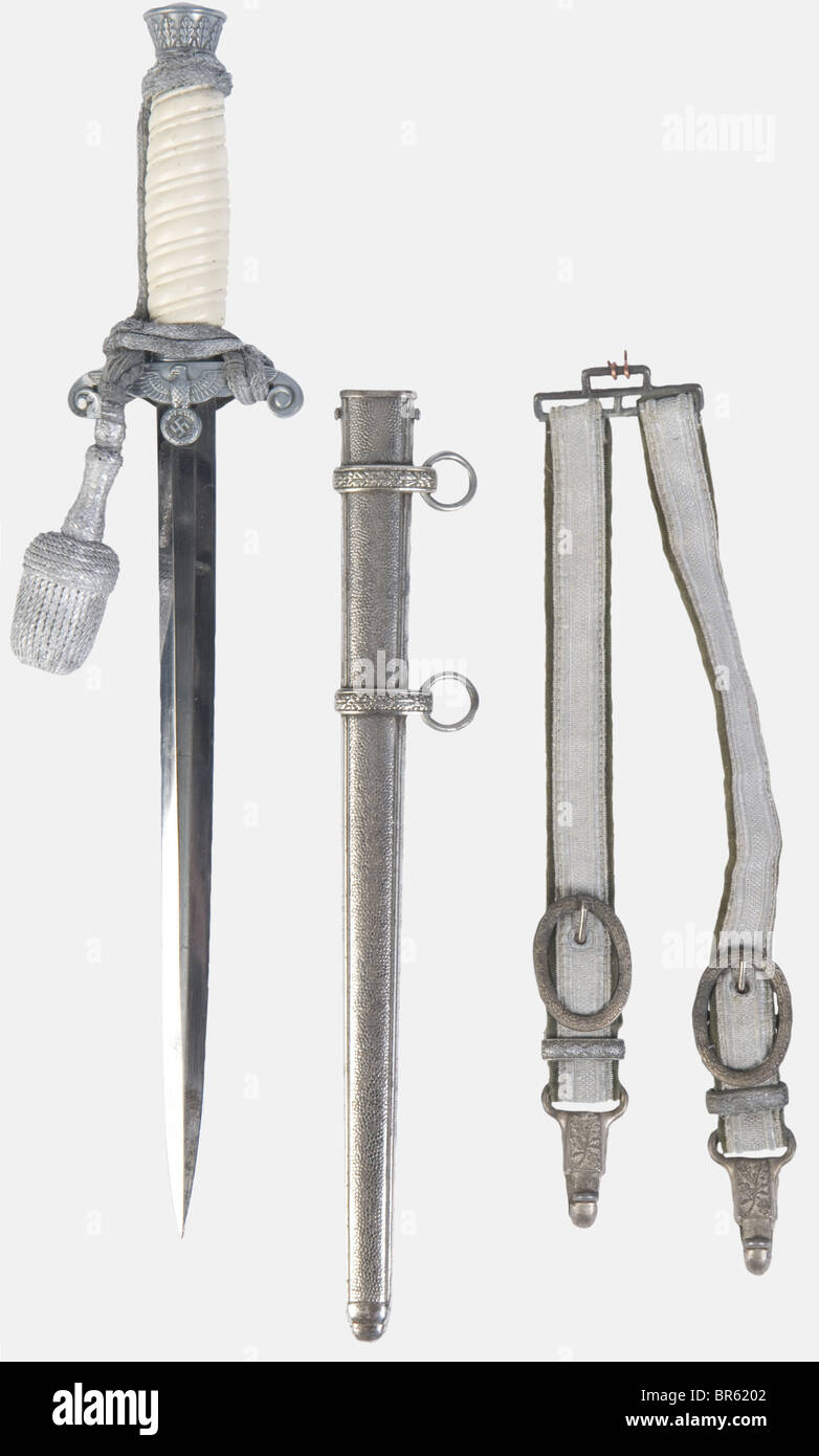 Il pugnale di un ufficiale di Heer., la presa della celluloide bianca, completa del suo originale nodo di spada, fatto da Eickhorn Solingen. Nuova placcatura in nichel/argento, vecchie cavità sulla lama. Lo scabbard completo di entrambe le bande spazzate. Storico, storico, 1930s, 1930s, 20th secolo, Wehrmacht, forze armate, esercito, NS, nazionalsocialismo, nazismo, Terzo Reich, Reich tedesco, Germania, oggetto, oggetti, alambicchi, clippings, taglio, taglio, taglio, taglio, utensile, attrezzatura, utensili, arma sputosa, spelezioni, armi portatili, armi manuali, armi manuali, armi manuali, armi manuali, armi manuali, armi armi, Foto Stock