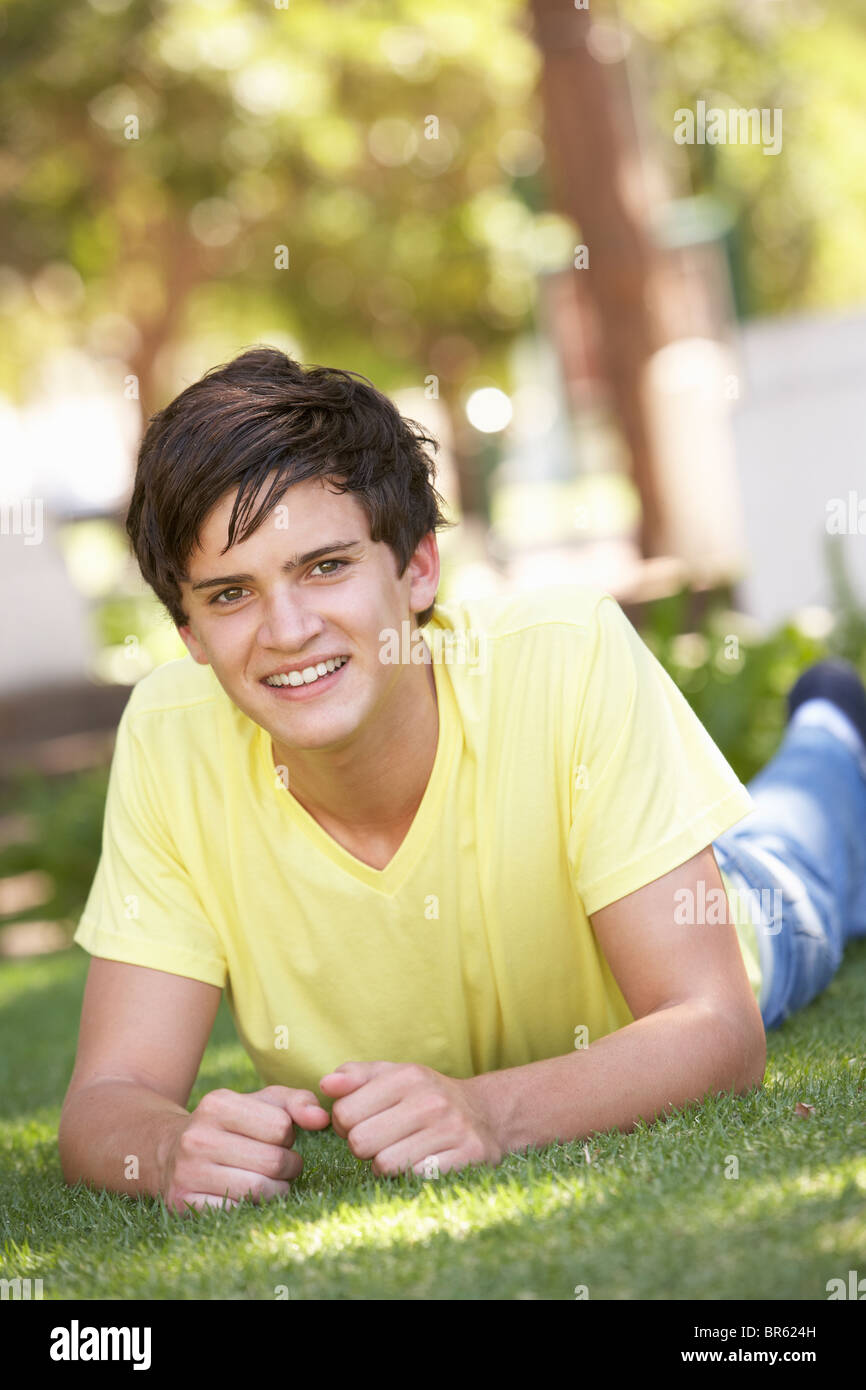 Ritratto di ragazzo adolescente recante in posizione di parcheggio Foto Stock