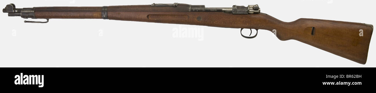 Un truppa d'assalto tedesca Della Prima guerra mondiale modello 98a carbine, corrispondente numero 6281c, calibro 7,92 x 57, realizzato dall'arsenale Erfurt nel 1918 (e così stampato sulla parte superiore del ricevitore). Probabilmente uno dei migliori fucili della prima guerra mondiale, ancora in uso fino al 1945. Bluing originale. Vite di arresto della protezione del grilletto e imbracatura mancanti. Storico, storico, 1910s, 20th secolo, arma da fuoco, arma da fuoco, pistola, armi da fuoco, armi da fuoco, armi, armi, oggetti, oggetti, alambicchi, clippings, cut-out, cut-out, cut-out, Foto Stock