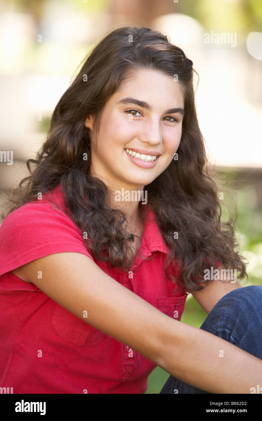 Ritratto di ragazza adolescente seduto in posizione di parcheggio Foto Stock