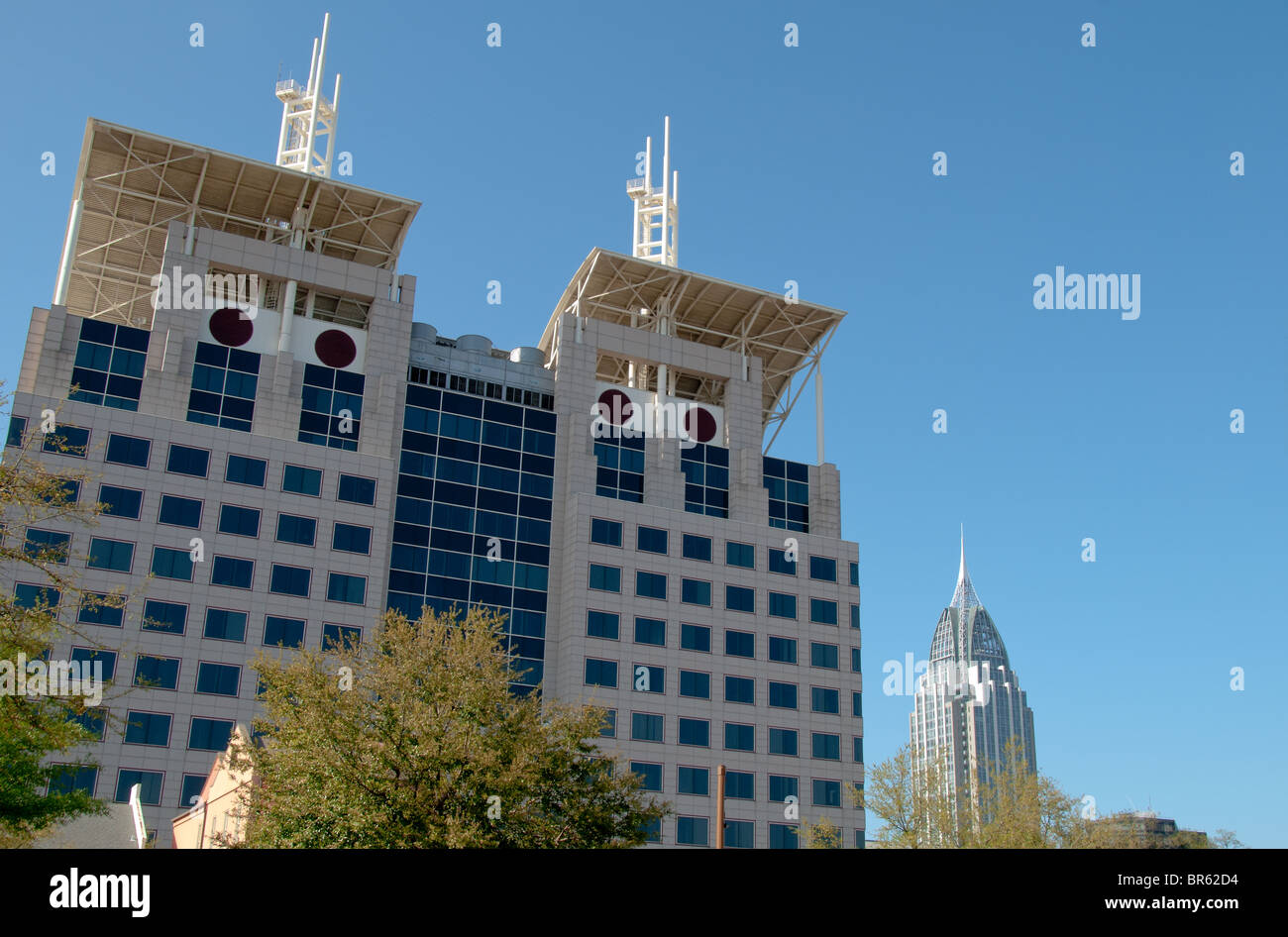 Governo Mobile Plaza edificio con la città il più alto edificio, RSA battaglia casa torre in background, Mobile, Alabama, STATI UNITI D'AMERICA Foto Stock
