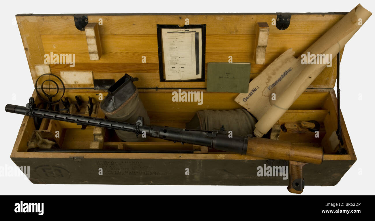 Una mitragliatrice TEDESCA MG 15, prodotta nel 1938, calibro 7,92 x 57, numero di serie 16. Nella sua originale scatola di legno con tutti gli accessori (anti vista del velivolo, bersaglio di controllo ecc.). Blu originale di alta qualità. Raro testimone del primo periodo di guerra (fu fornito all'esercito nazionalista Franco). Storico, storico, 1930s, 20th secolo, arma da fuoco, arma da fuoco, pistola, armi da fuoco, armi da fuoco, armi da fuoco, armi da fuoco, armi, armi, oggetti, alambicchi, clippings, cut-out, cut-out, cut-out, Foto Stock