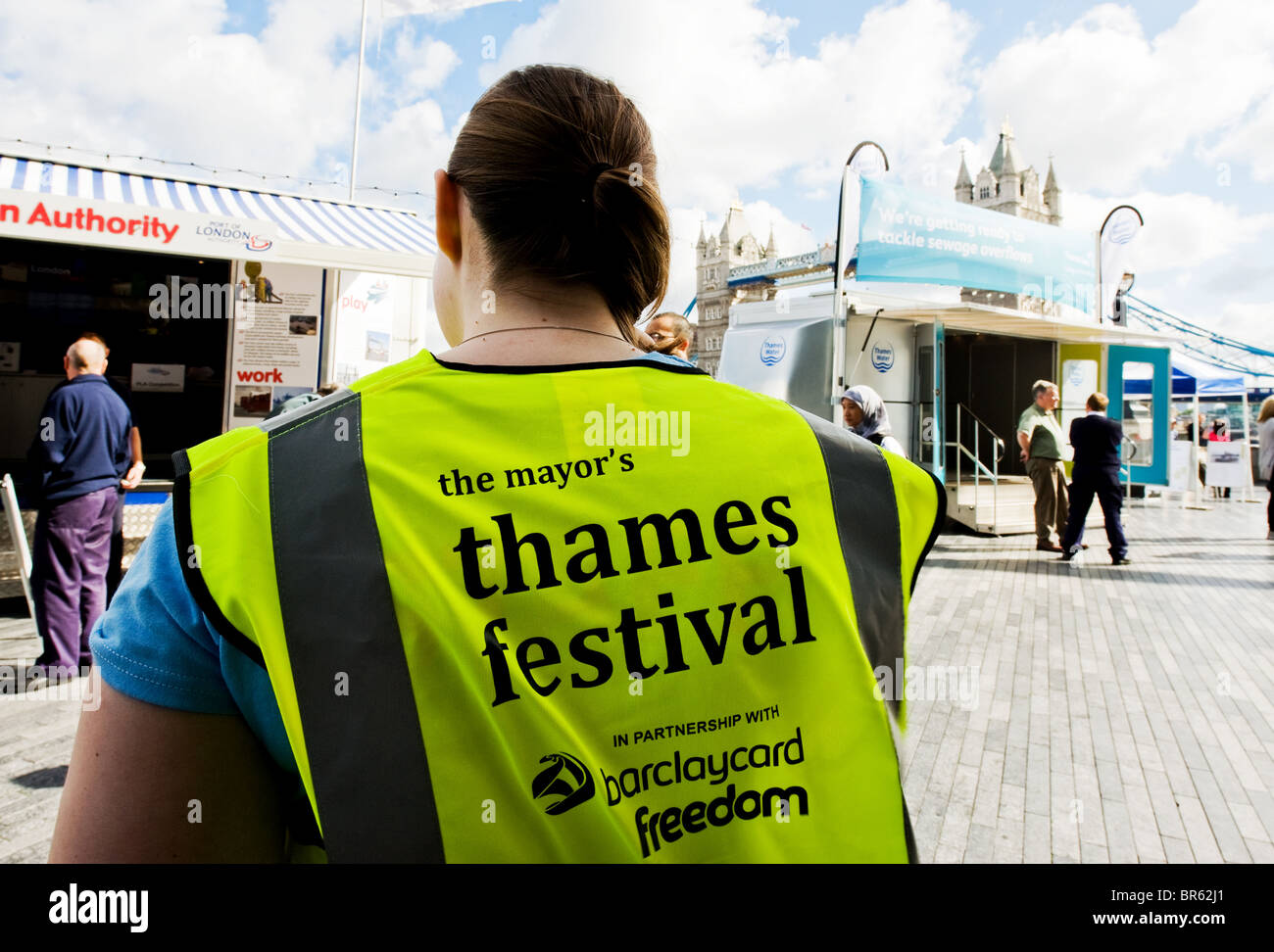 Uno steward che indossa un hi-viz camicia al Tamigi Festival a Londra. Foto Stock