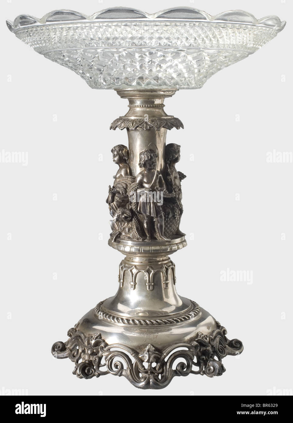 Un centrotavola torrefazione Tazza, ca. 1870. Piede di argento (assenza di segni distintivi). Lo stelo con quattro tridimensionale di genii che simboleggia la pesca, la viticoltura, la caccia e il raccolto/allevamento. Il piede con inciso il cipher "CR". Altezza del gambo 36 cm, peso di ca. 1750 g. Ciotola di vetro completato dal vetro stampato, diametro 35 cm. belle arti, persone, secolo XIX, artigianato, artigianato, craft, oggetto, gli oggetti alambicchi, clipping, clippings, tagliate, cut-out, cut-outs, vaso, navi, artista del diritto d'autore non deve essere cancellata Foto Stock