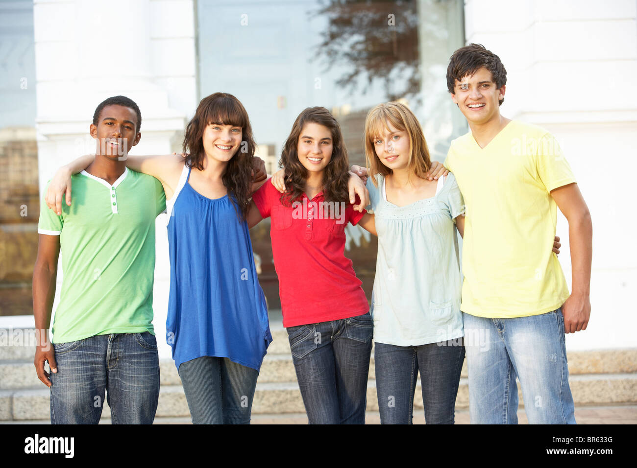 Un gruppo di studenti di adolescenti in piedi al di fuori del college Building Foto Stock