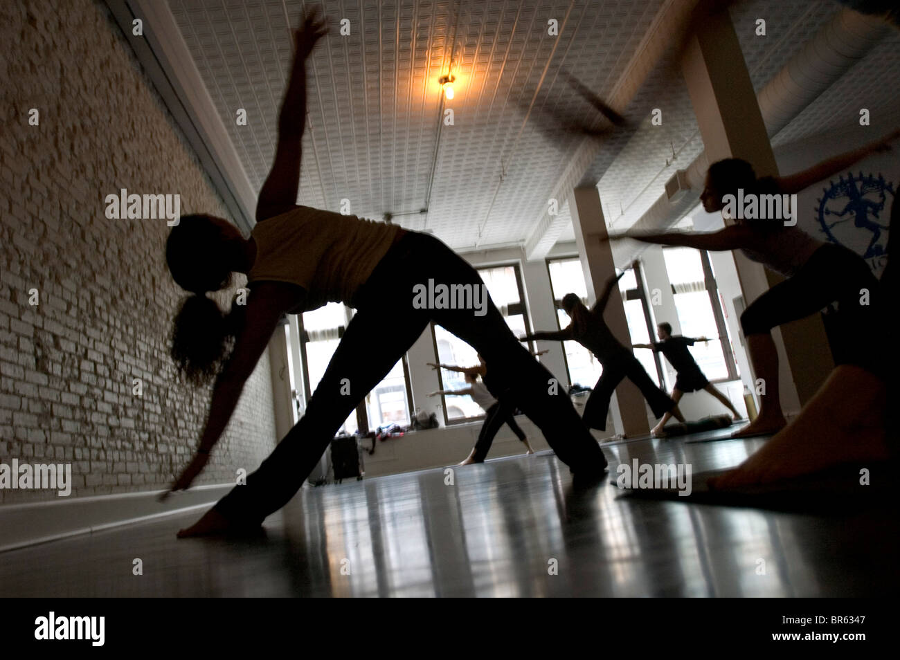 Un gruppo lavora in uno studio di yoga Foto Stock