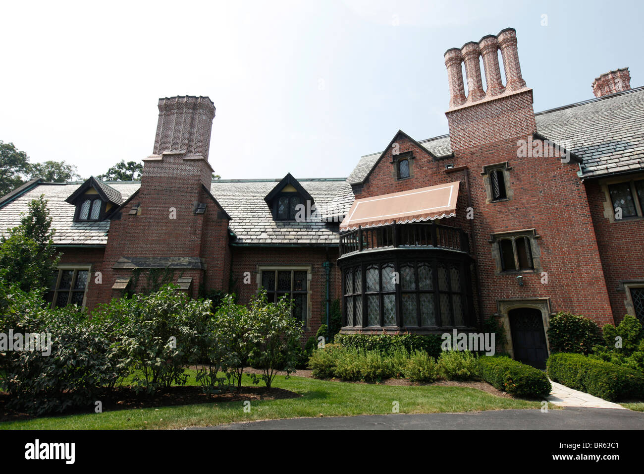 Stan Hywet Hall, Akron, OH, ex residenza Goodyear. Architettura Tudor Revival, facciata in mattoni e lussureggianti giardini. Foto Stock