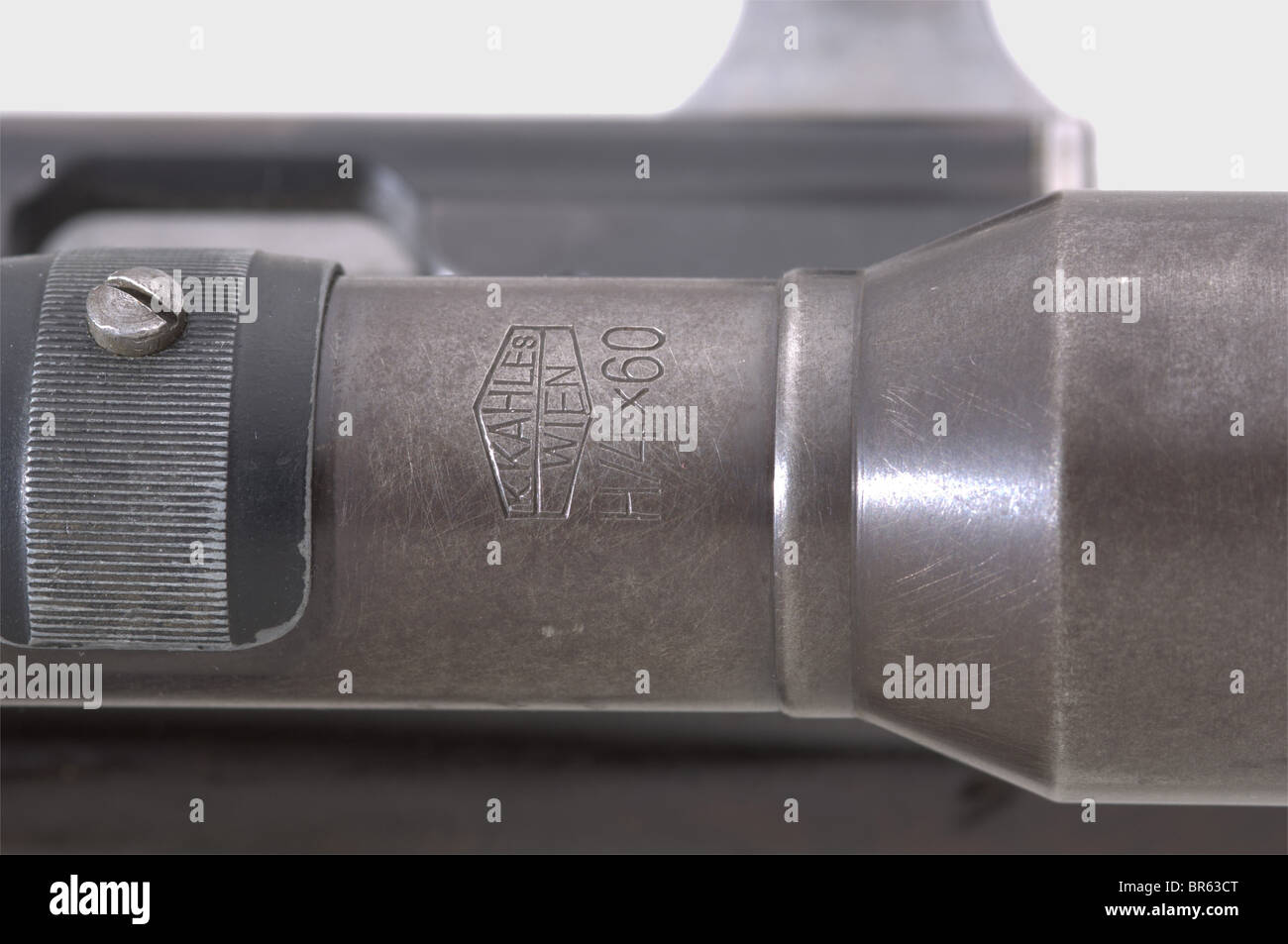 Un oscilloscopio carabina mod. 31 con campo di applicazione Kahles, 7,5 x 55 cal., n. ZK101. Numeri corrispondenti. Foro simile a uno specchio. 6 shot. Nessuna iscrizione o nome eccetto per 'Z.K. 101' con accettazione israeliana sulla parte posteriore sinistra del ricevitore. Prodotto a Hämmerli AG, Lenzburg, nel 1949. Finitura completa, rivista maculata. Imbullonare il bianco. Brodo di noce con segni di usura. Ottime condizioni. Su un supporto di serraggio laterale: Montare la base con n. 111 e iscrizione ebraica, scope 'Kahles / Wien / H/4 x 60', reticolo 1, correzione diottrica, elevazione scalata 0 - 10, finitura opaca e leggermente macchiata. Tec, Foto Stock