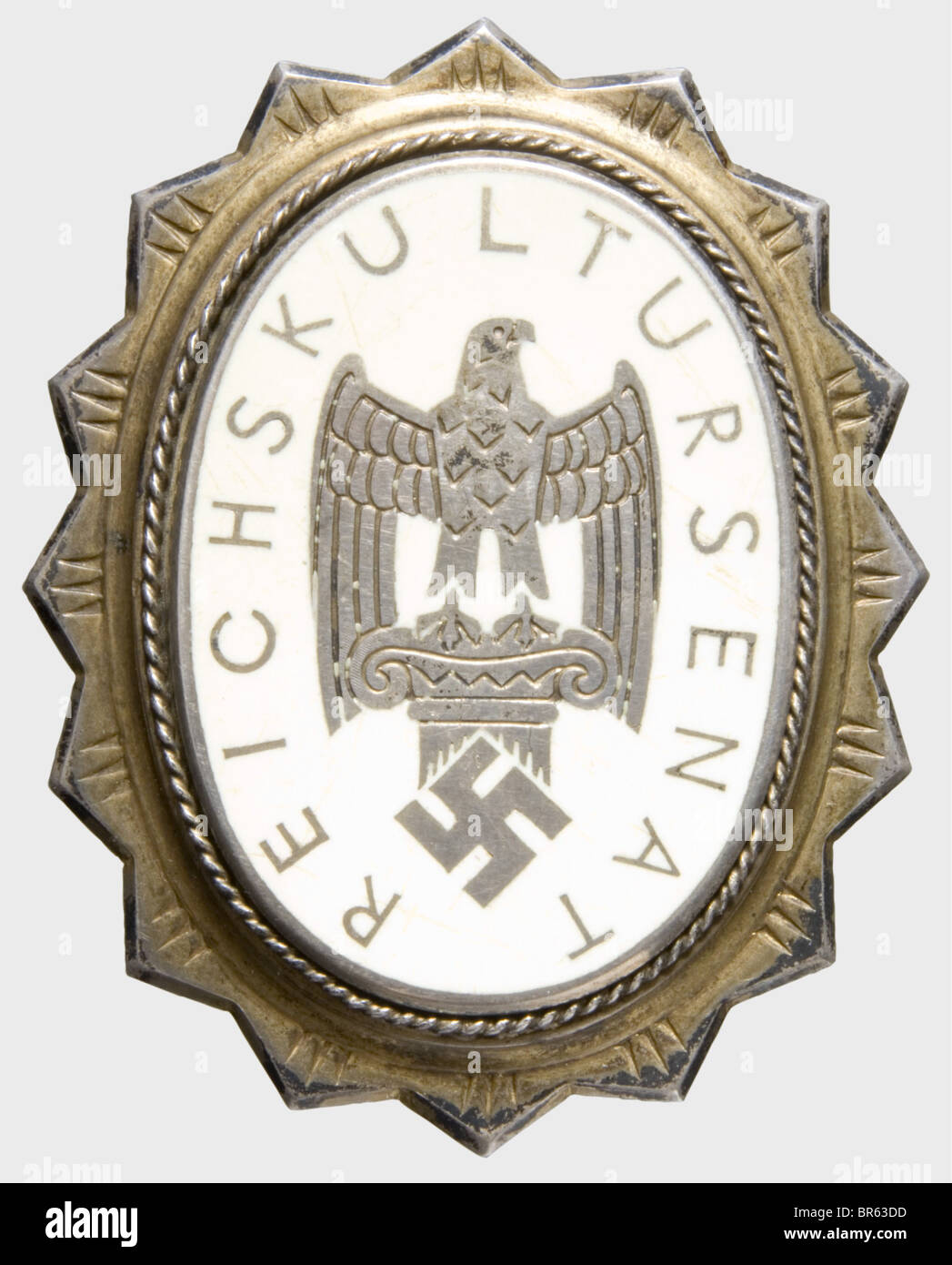 Un distintivo D'Onore per i membri del Senato Nazionale della Cultura., argento Dorato (sbiadito), il medaglione smaltato (segni di usura) attaccato da due rivetti umpati. Ago di fissaggio a filo inverso, numero di indossatore '63', marchio di finezza 'Silber 800' e marchio di fabbrica 'deschler München'. Peso 45,6 g (OEK 3783). Progettato dal Prof. Richard Klein, il premio è stato conferito il 28 novembre 1936 da Joseph Goebbels per l'adesione al Senato Nazionale della Cultura. Premio raro: Storico, storico, 1930s, 20th secolo, premi, premio, Reich tedesco, Terzo Reich, epoca nazista, Foto Stock