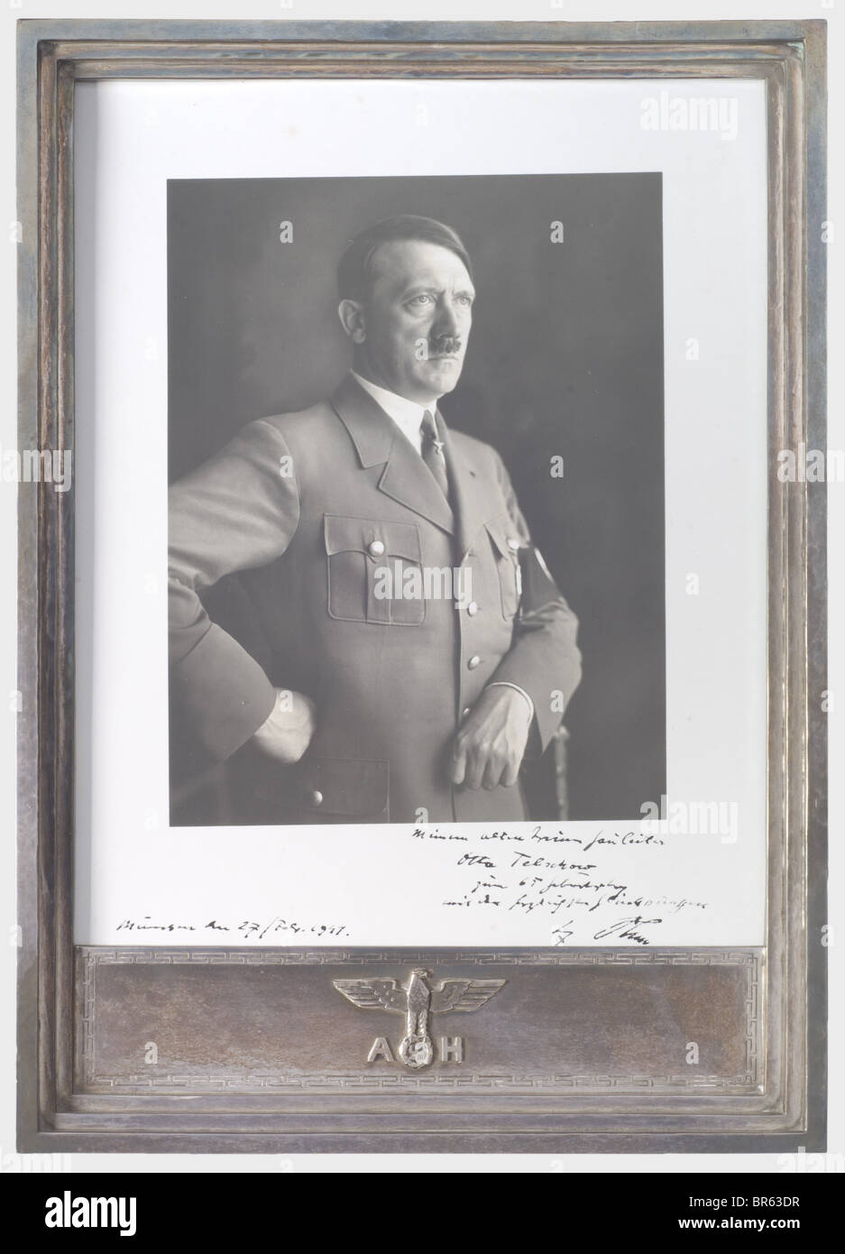 Adolf Hitler - una cornice di presentazione d'argento con fotografia di dedica, 1941 a Gaoleiter otto Telschow. Mezza ritratto di Hoffmann di Adolf Hitler in uniforme partito. Dedica e firma (trasl.) 'Al mio vecchio e leale Gaoleiter otto Telschow su, con rivestimento di pelle rossa del Marocco (ammaccato, i bordi incollati), aquila nazionale argento-timbrato e rivestimento di velluto. Otto Telschow (1876 - 1945) si riconsegni dal DVFP per unirsi al NSDAP nel 1925 e diventa nel febbraio dello stesso anno galloiter di Lüneburg-Stade. 1928 questo gau si espande per diventare Gau Hannover-Ost, Telschow rem, Foto Stock