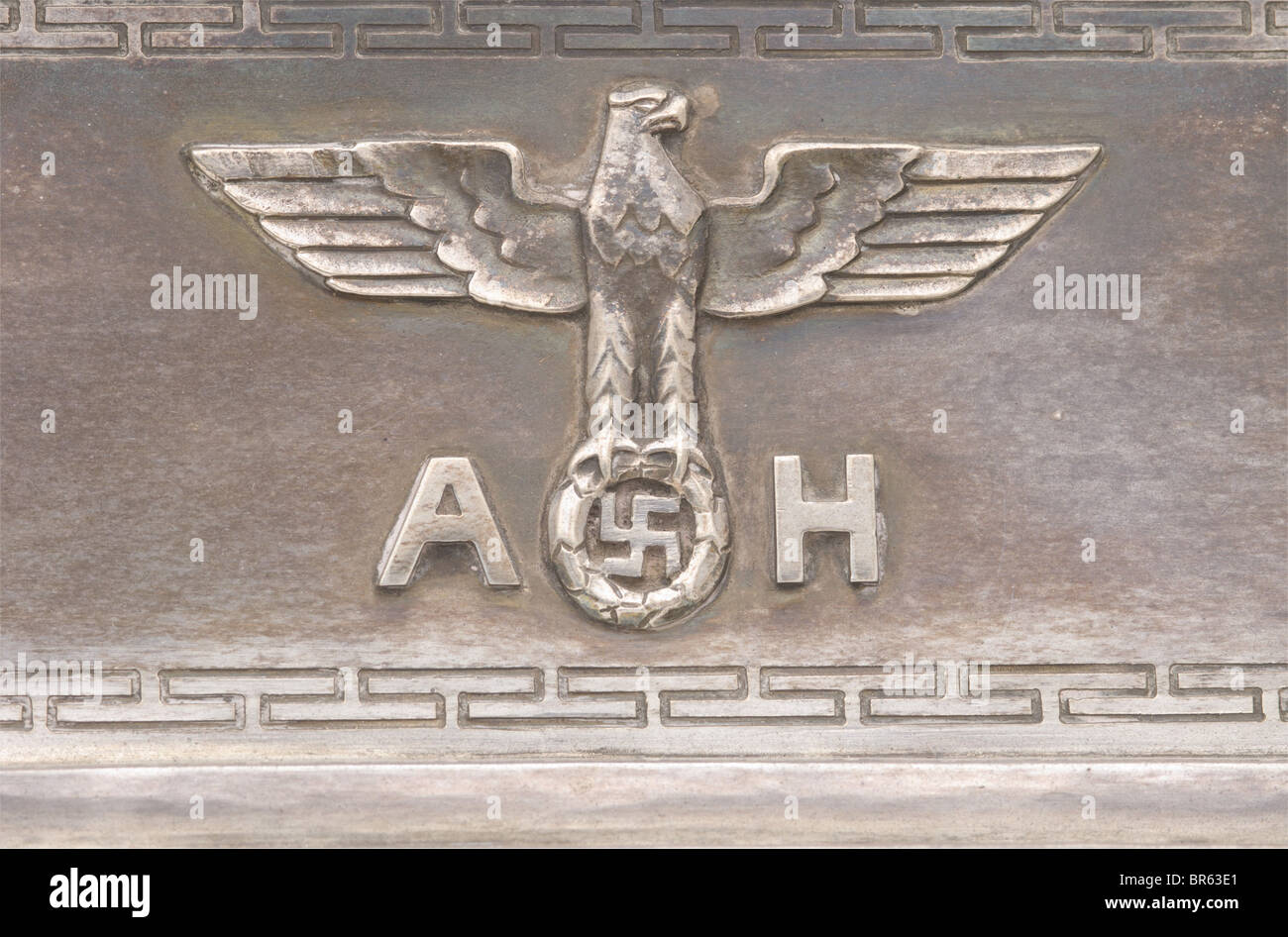Adolf Hitler - una cornice di presentazione d'argento con fotografia di dedica, 1941 a Gaoleiter otto Telschow. Metà da Hoffmann di Adolf Hitler in uniforme partito. Dedica e firma (trasl.) 'Al mio vecchio e leale Gaoleiter otto Telschow su, con rivestimento di pelle rossa del Marocco (ammaccato, i bordi incollati), aquila nazionale argento-timbrato e rivestimento di velluto. Otto Telschow (1876 - 1945) si riconsegni dal DVFP per unirsi al NSDAP nel 1925 e diventa nel febbraio dello stesso anno galloiter di Lüneburg-Stade. 1928 questo gau si espande per diventare Gau Hannover-Ost, Telschow rimane Gallia, Foto Stock