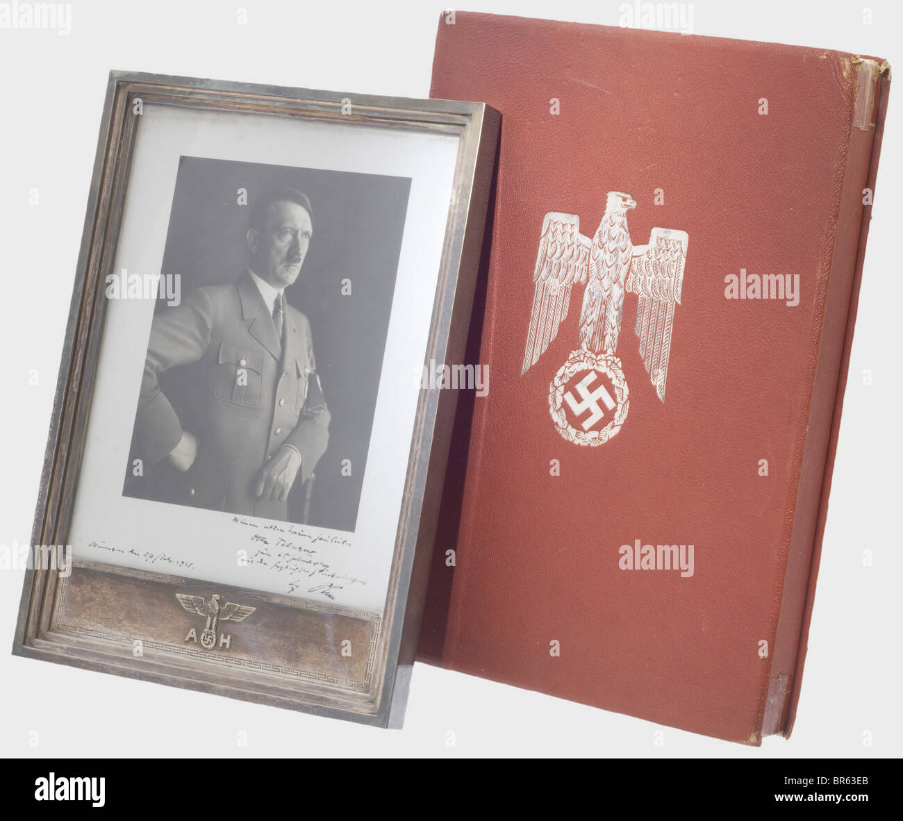 Adolf Hitler - una cornice di presentazione d'argento con fotografia di dedica, 1941 a Gaoleiter otto Telschow. Mezza ritratto di Hoffmann di Adolf Hitler in uniforme partito. Dedica e firma (trasl.) 'Al mio vecchio e leale Gaoleiter otto Telschow su, con rivestimento di pelle rossa del Marocco (ammaccato, i bordi incollati), aquila nazionale argento-timbrato e rivestimento di velluto. Otto Telschow (1876 - 1945) si riconsegni dal DVFP per unirsi al NSDAP nel 1925 e diventa nel febbraio dello stesso anno galloiter di Lüneburg-Stade. 1928 questo gau si espande per diventare Gau Hannover-Ost, Telschow rem, Foto Stock