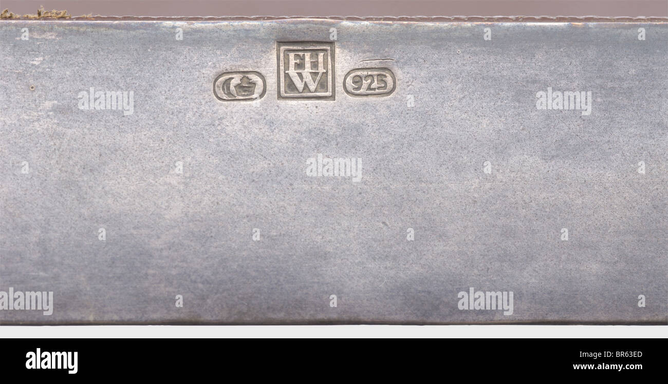 Adolf Hitler - una cornice di presentazione d'argento con fotografia di dedica, 1941 a Gaoleiter otto Telschow. Metà da Hoffmann di Adolf Hitler in uniforme partito. Dedica e firma (trasl.) 'Al mio vecchio e leale Gaoleiter otto Telschow su, con rivestimento di pelle rossa del Marocco (ammaccato, i bordi incollati), aquila nazionale argento-timbrato e rivestimento di velluto. Otto Telschow (1876 - 1945) si riconsegni dal DVFP per unirsi al NSDAP nel 1925 e diventa nel febbraio dello stesso anno galloiter di Lüneburg-Stade. 1928 questo gau si espande per diventare Gau Hannover-Ost, Telschow rimane Gallia, Foto Stock