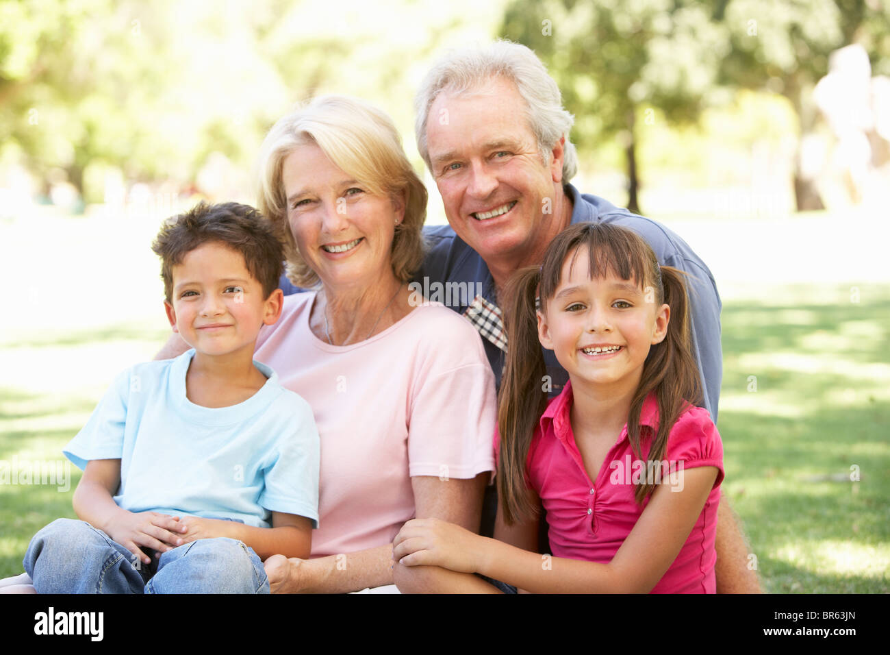 Nonni e nipoti godendo di giorno in posizione di parcheggio Foto Stock