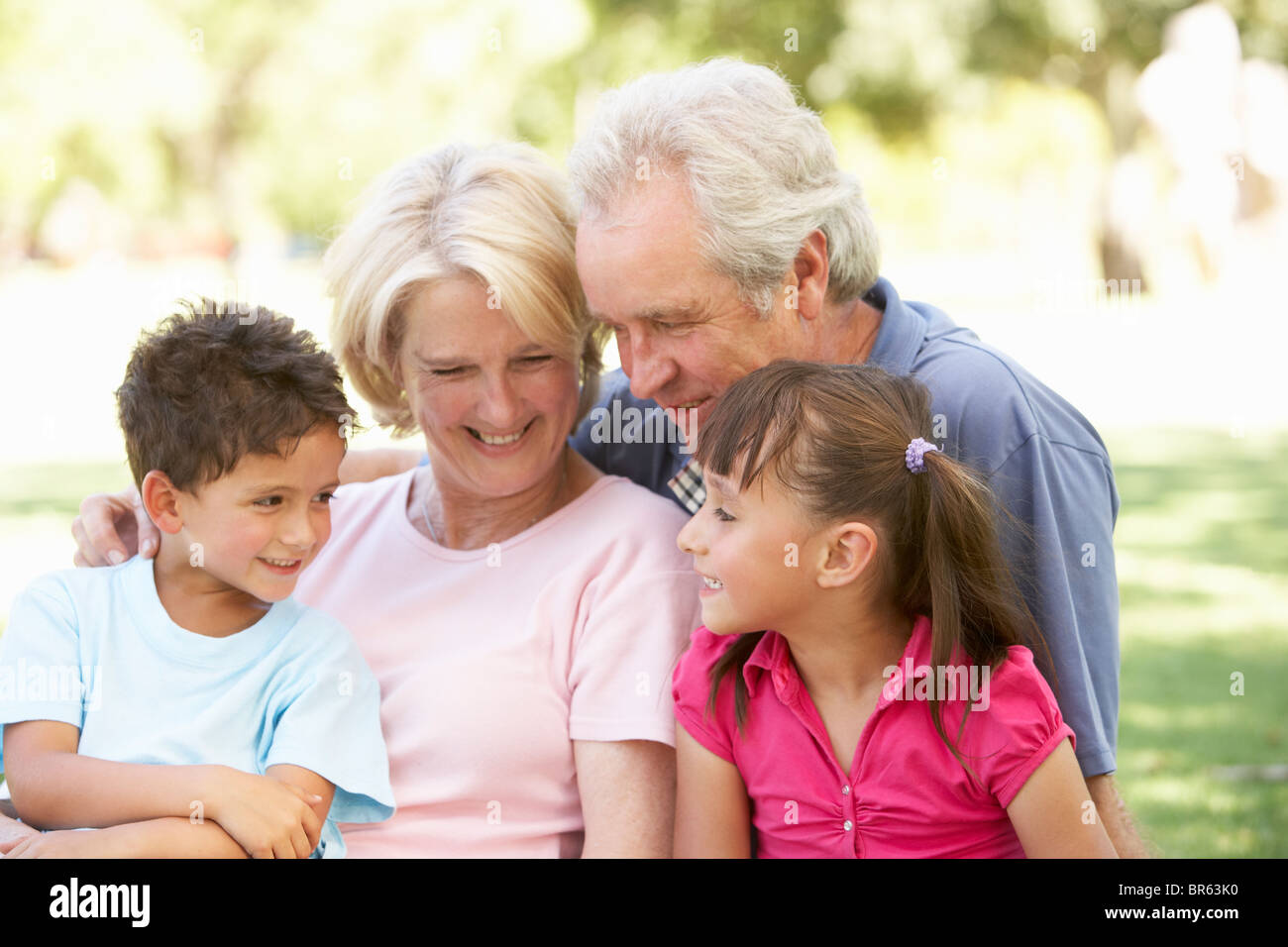 Nonni e nipoti godendo di giorno in posizione di parcheggio Foto Stock