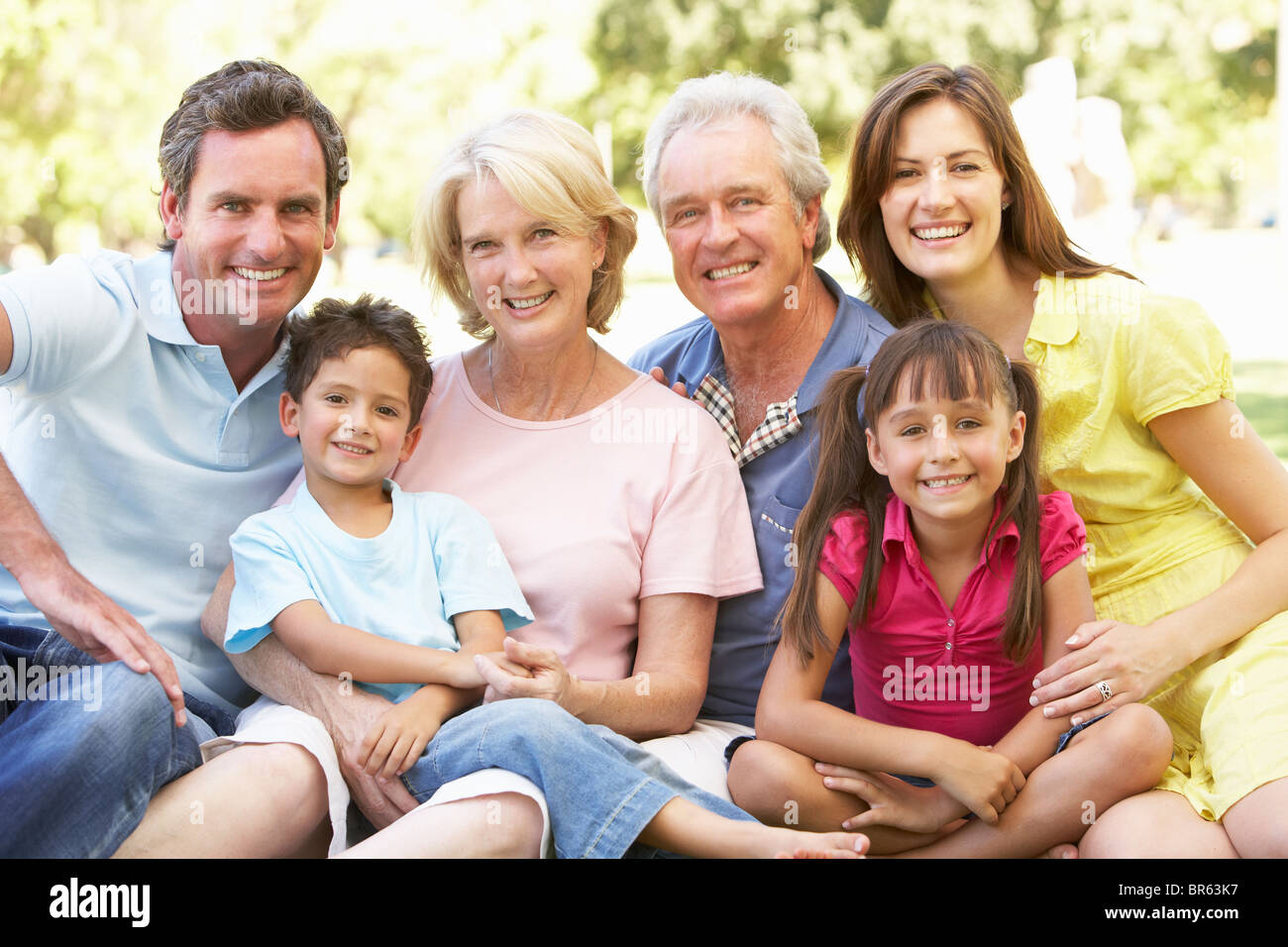 Gruppo esteso Ritratto di famiglia godendo di giorno in posizione di parcheggio Foto Stock