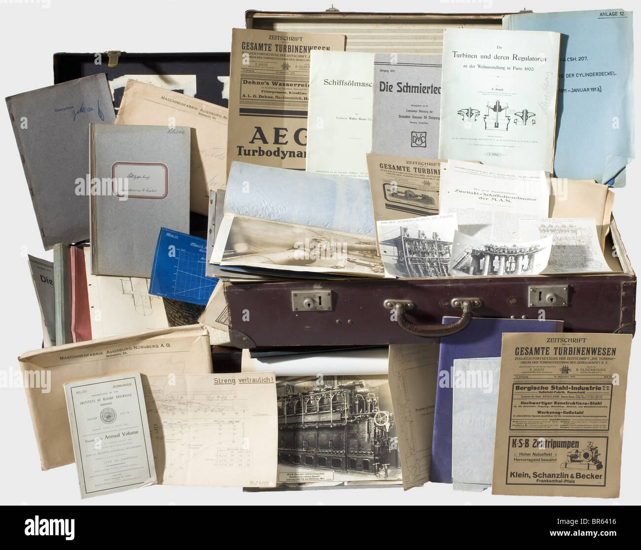Documenti tecnici, della fabbrica di macchine Augsburg Nürnberg (MAN) sulla costruzione di motori diesel marini. A partire dal 1911 circa: Report di test block, brevetti, report segreti, disegni ingegneristici in stampa blu, foto di fabbrica, pubblicazioni sull'ingegneria meccanica, memoranda, basi fisiche. Un sacco di materiale che documenta lo sviluppo di motori diesel marini prima e dopo la guerra. La tecnologia diesel ha consentito la costruzione di moderni sottomarini e navi. Due valige della tenuta di un costruttore leader coinvolto (Schwarz), peso totale o, Foto Stock