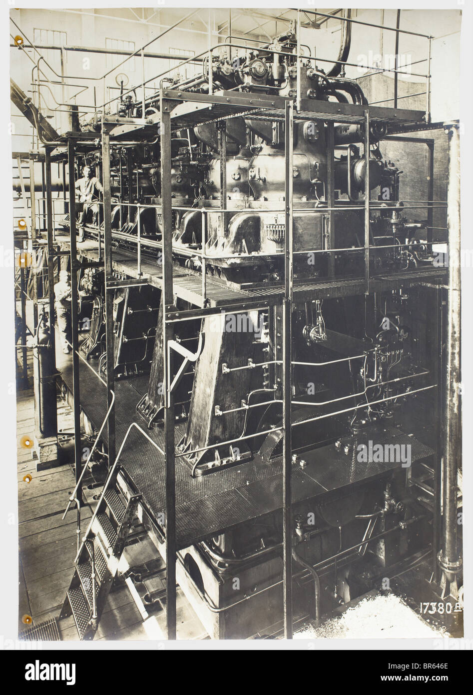 Documenti tecnici, della fabbrica di macchine Augsburg Nürnberg (MAN) sulla costruzione di motori diesel marini. A partire dal 1911 circa: Report di test block, brevetti, report segreti, disegni ingegneristici in stampa blu, foto di fabbrica, pubblicazioni sull'ingegneria meccanica, memoranda, basi fisiche. Un sacco di materiale che documenta lo sviluppo di motori diesel marini prima e dopo la guerra. La tecnologia diesel ha consentito la costruzione di moderni sottomarini e navi. Due valige della tenuta di un costruttore leader coinvolto (Schwarz), peso totale o, Foto Stock