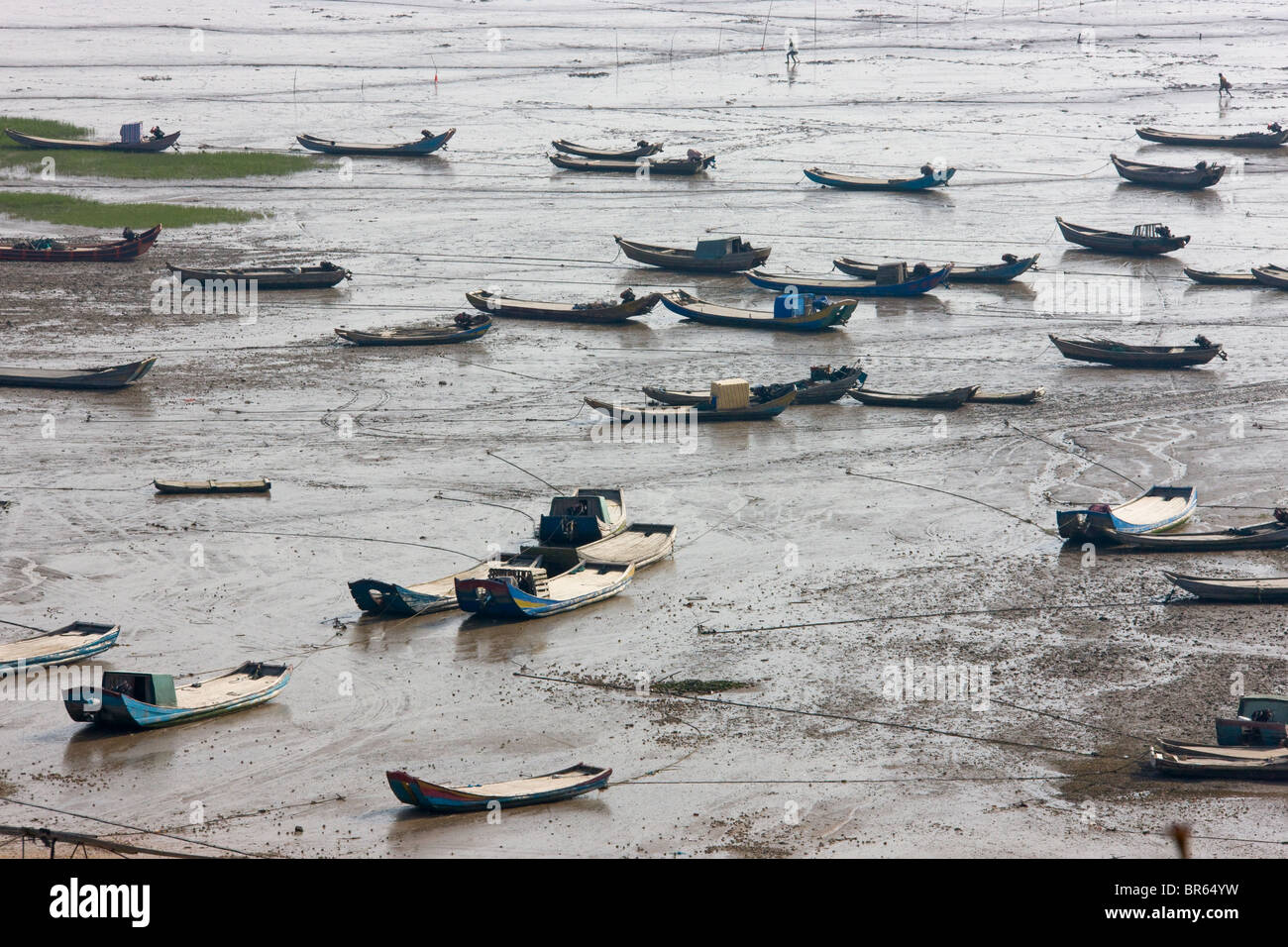 Barche di pescatori sulla spiaggia, a est dal Mar Cinese Orientale, Xiapu, Fujian, Cina Foto Stock