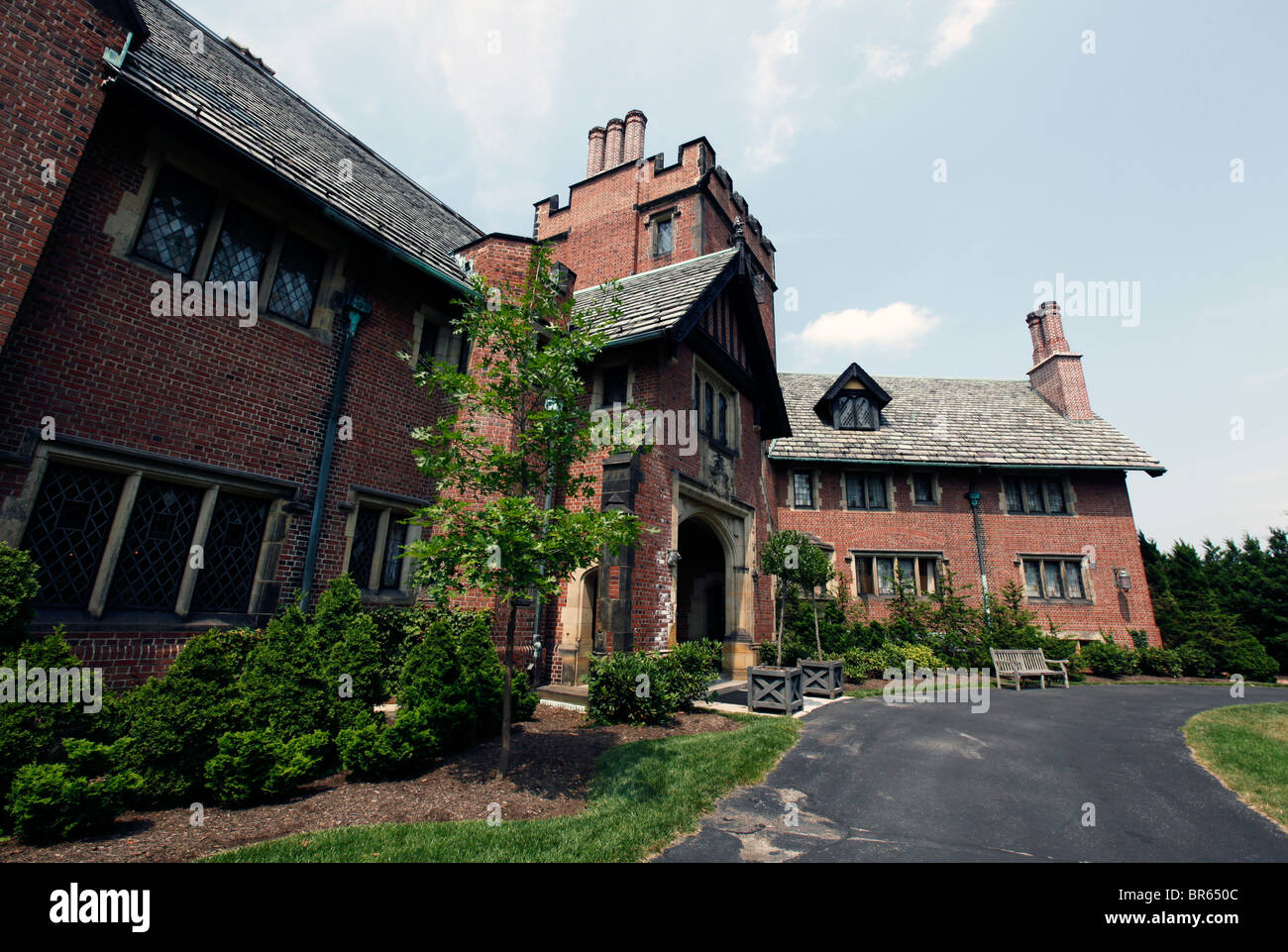 Stan Hywet Hall, Akron, OH, ex residenza Goodyear. Architettura Tudor Revival, facciata in mattoni e lussureggianti giardini. Foto Stock