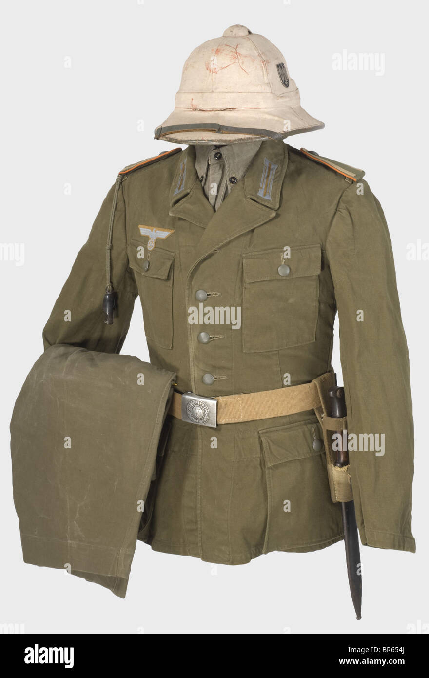 Un uniforme tropicale per una polizia militare NCO., un casco tropicale  dipinto di bianco con entrambe le insegne metalliche, finiture in pelle  grigia e cinghie per il mento, e rivestimento rosso. Fascia