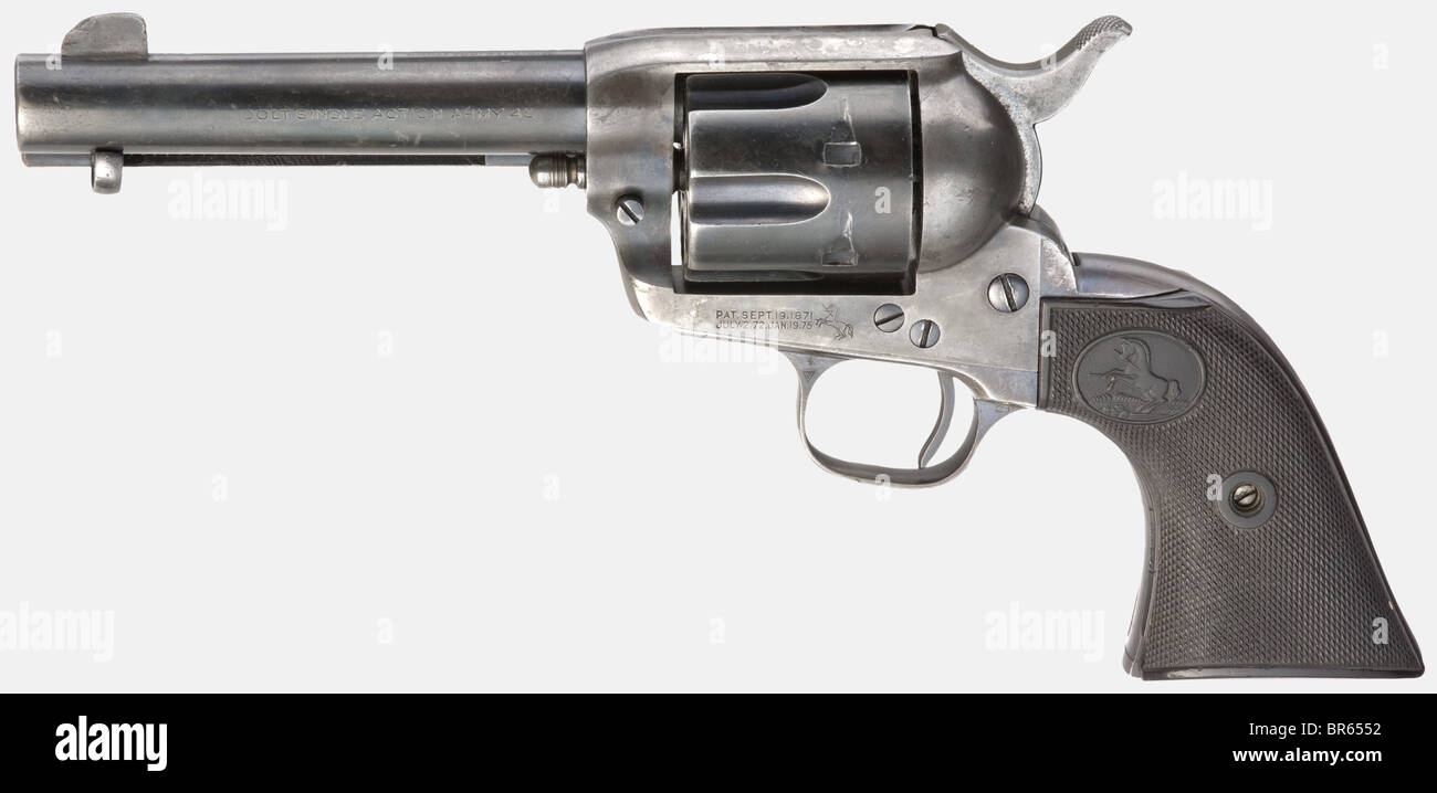 A Colt Single Action Army 1873, '20 C Fox', cal..45, no 355931. Alesaggio opaco, lunghezza camera 4 3/4'. Prodotto nel 1937. Indirizzo aziendale a due righe su Barrel, sulla sinistra contrassegnato 'COLT SINGLE ACTION ARMY .45', sotto di esso '20 C FOX' (dalla sala props della 20th Century Fox Film Company). Finitura originale e macchiata della canna e del cilindro, molto sottile sull'impugnatura. Telaio temprato in contenitore colorato. Pannelli in gomma dura nera con colt di rampante, in basso a sinistra leggermente danneggiati. Raro e insolito articolo da collezione in buone condizioni. Erwerbsscheinpflichtig. Storico, storico, 1930s, Foto Stock