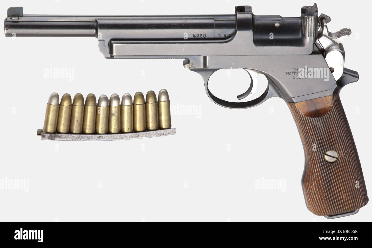 Un mod Mannlicher. 1905, cal. 7.65 Mannlicher, no. 4228. Numeri corrispondenti. Foro a specchio, lunghezza canna 160 mm. 10 scatti. Con iscrizione su due lati. A sinistra: 'Md. 1905 / WAFFENFABRIK / STEYR', a destra: 'System / MANNLICHER' (la successiva iscrizione a sinistra aveva 5 linee, quella a destra è stata fatta cadere). Finitura originale completa, minima maculata in luoghi. Martello e grilletto bianco lucido. Piccole parti tese. Pannelli di presa in noce. Come condizione della menta. Viene fornito con la rara clip di caricamento con dieci cartucce fittizie. Erwerbsscheinpflichtig. Storico, storico, 19, Foto Stock