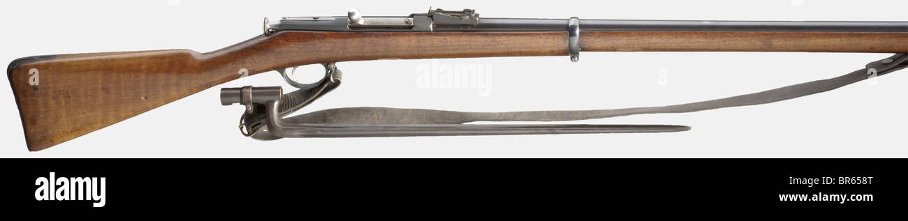 Un fucile di fanteria mod. 1870, 'Berdan II', con attacco a baionetta, 10,67 x 58R cal., no 10337. Numeri corrispondenti. A specchio, con foro rigato a sei scanalature, lunghezza camera 83 cm. Vista del gradino incorniciato in scala 6 - 22. Prodotto a '1886 Sestroretsk Armeria' come iscritto sul barile in cirillico. Finitura originale completa del cilindro, le fasce della canna brunita sono aperte sul fondo, la protezione del grilletto è macchiata, il colore grigio inciso. Brodo di noce con numero corrispondente con cinghia originale e asta di scarico con numero corrispondente. Completo di baionetta di sezione quadrata, lunghezza 58,5 cm, n. 25178 e varie, Foto Stock