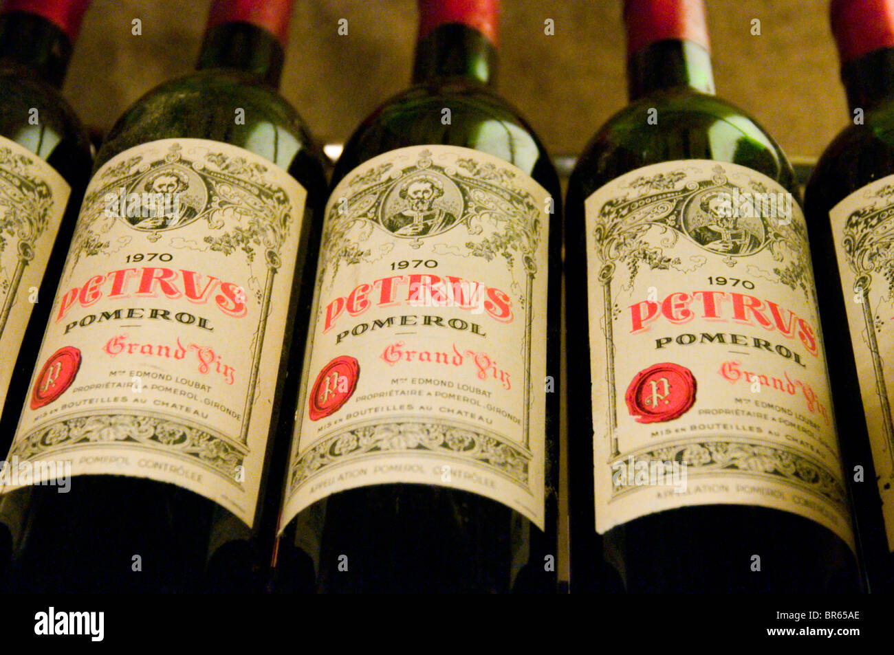 Pomerol Pétrus vino da Bordeaux cellared presso un hotel a 5 stelle in Taipei, Taiwan Foto Stock