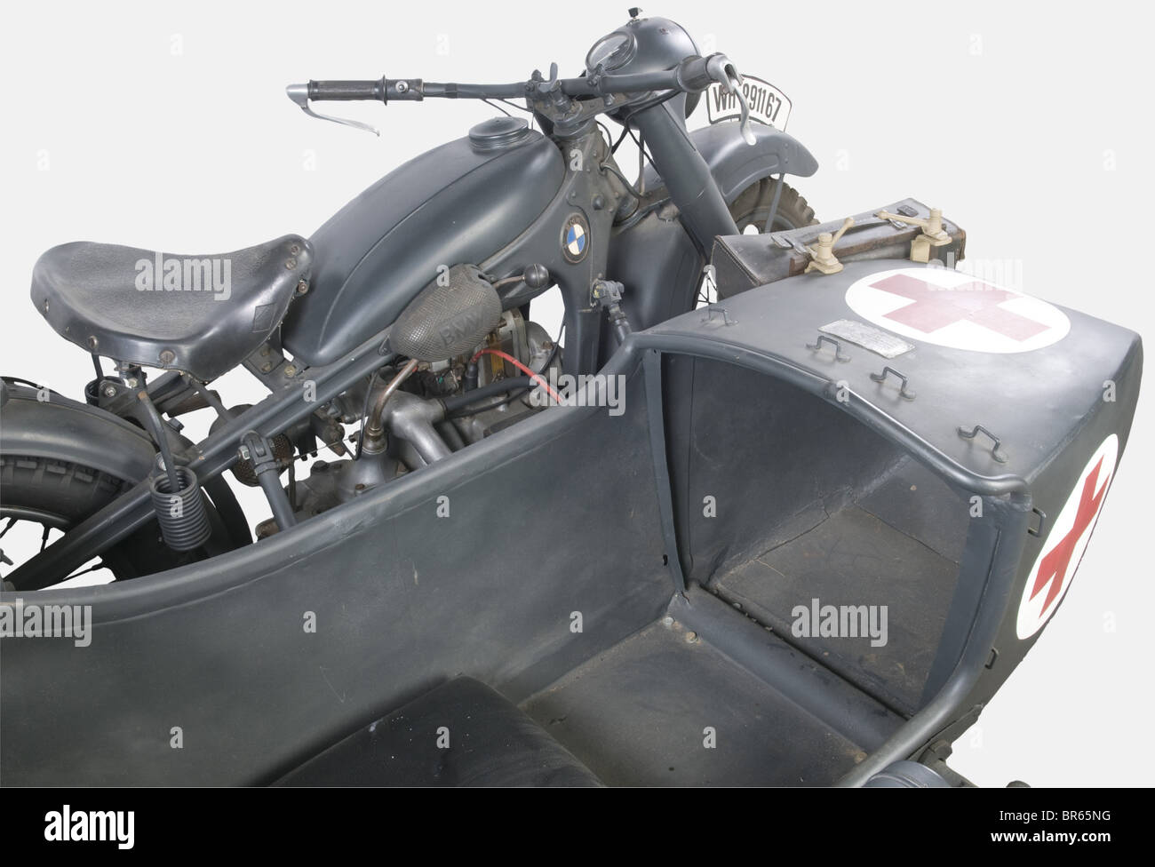 Vehules MILITAIRES, BMW R12 avec side-car, C'est en 1935 que commença la Production de la BMW R12 afin d'équiper la polizia ainsi que les unités de reconnognacement de la Wehrmacht. Elle fut la première à recevoir une fourche télescopique de série et son side car pouvait recevoir une mitrailleuse MG34 ou 42 offrant un appui feu non négliable. Avec 20cv, la vitesse massimo avec le side était de 58 km/h pour une autonomie de 215 km. La versione militaire fut produite à Plus de 16000 exemplaires, cependant sa 'carrière' militaire fut écourtée par l'apparition de , Foto Stock