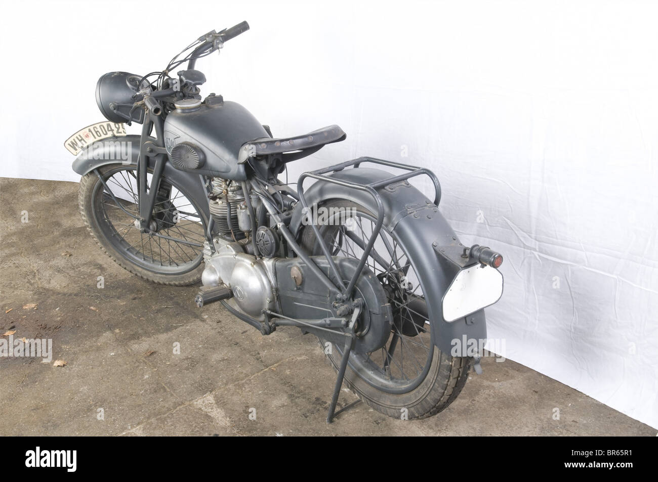Vehules MILITAIRES, Moto NSU OSL 251 WH, A l'origine fabricant de Machines à coudre, la firme NSU fondée en 1890, est surtout connue pour ses motos de compétions qui en font un des grands de la construction de motocyclettes d'avant-guerre. Dès 1940, la totité de la production sera réservée à l'armée et ce jusqu'à la fin du conflit. Moins connue que la 250 deux temps, le modèle OSL 25l à quatre temps construit entre 1933 et 1940, reste une moto unique par la qualité de sa fabrication ainsi que par sa robustesse. Poids est de 132 kg et sa vitesse maxima, Foto Stock