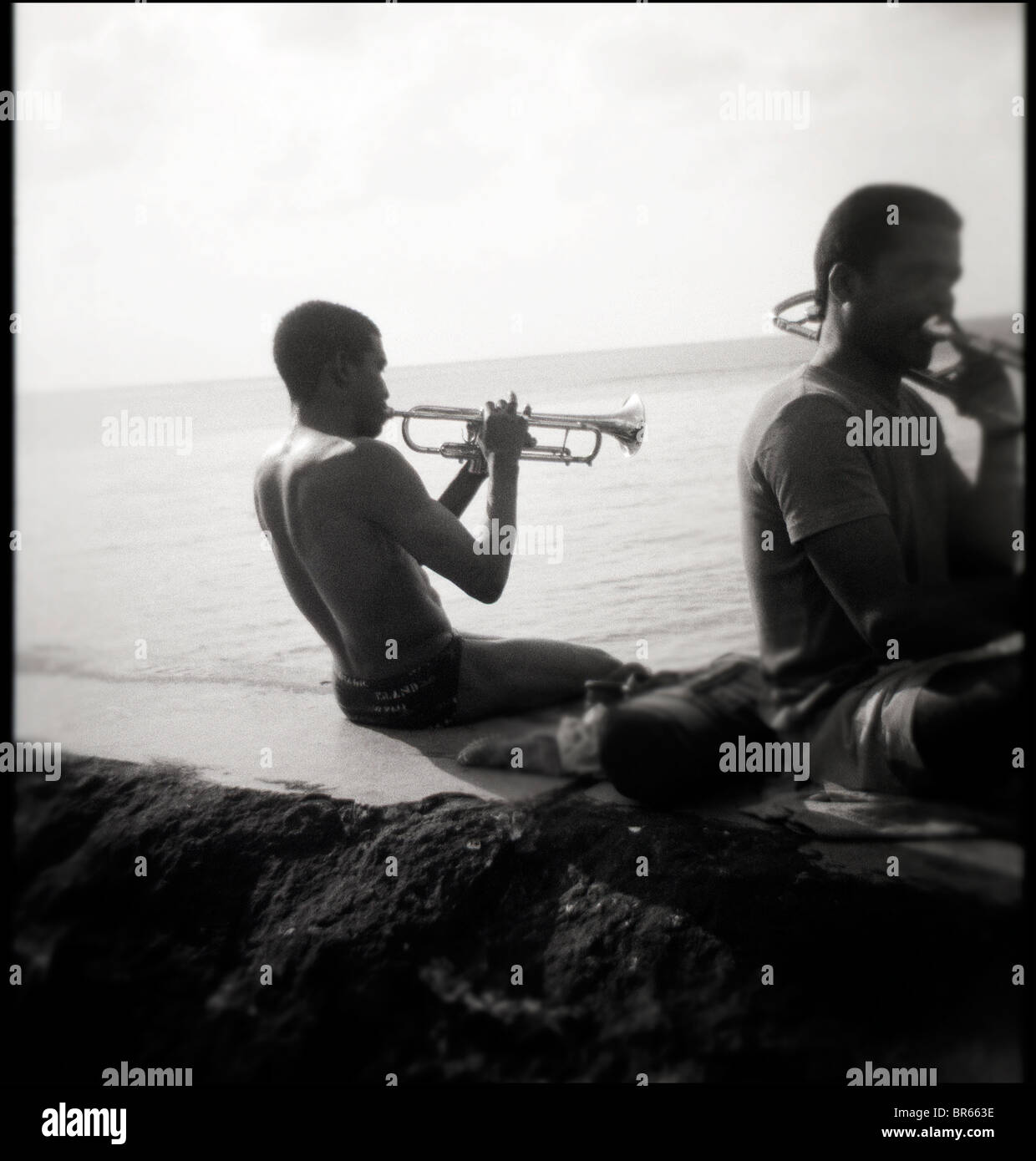 I giocatori a campana pratica sul Malecon seawall Havana (fotografato con telecamera in plastica). Foto Stock
