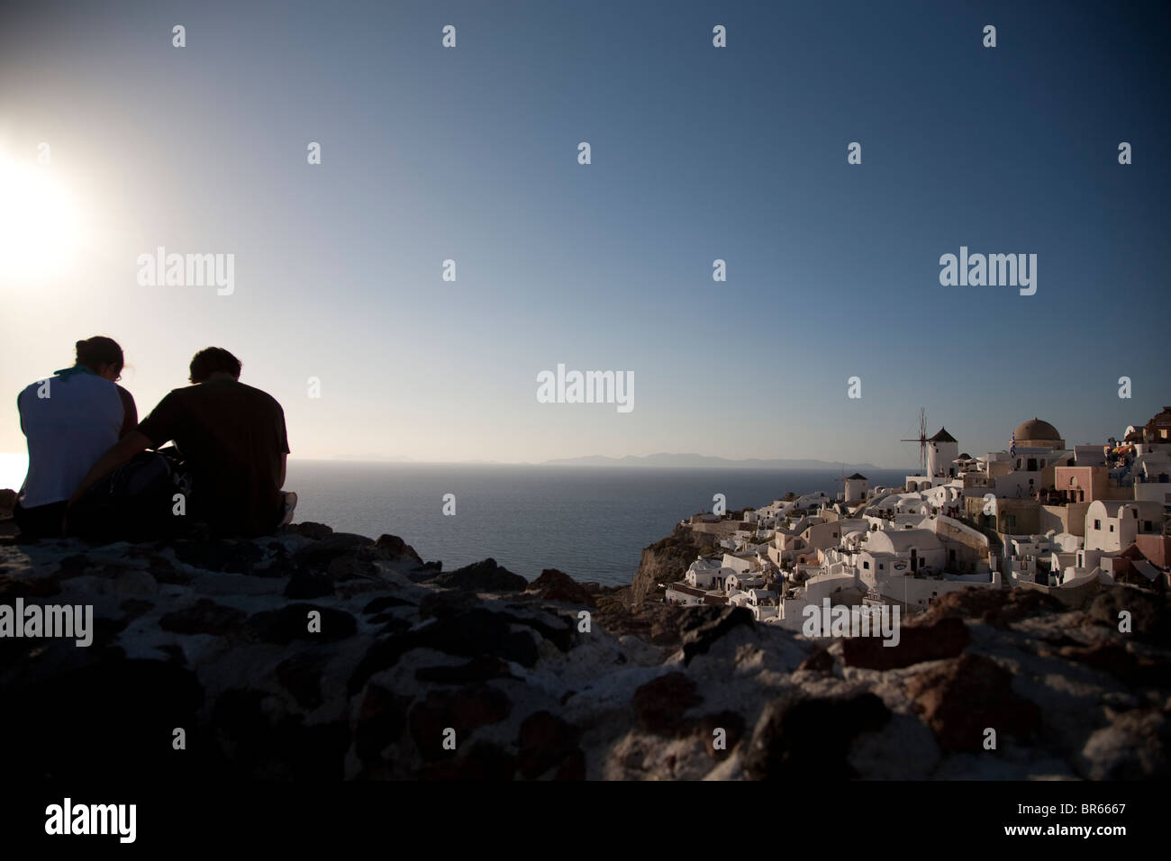 Stagliano giovane affacciato sulla città greca al tramonto Foto Stock