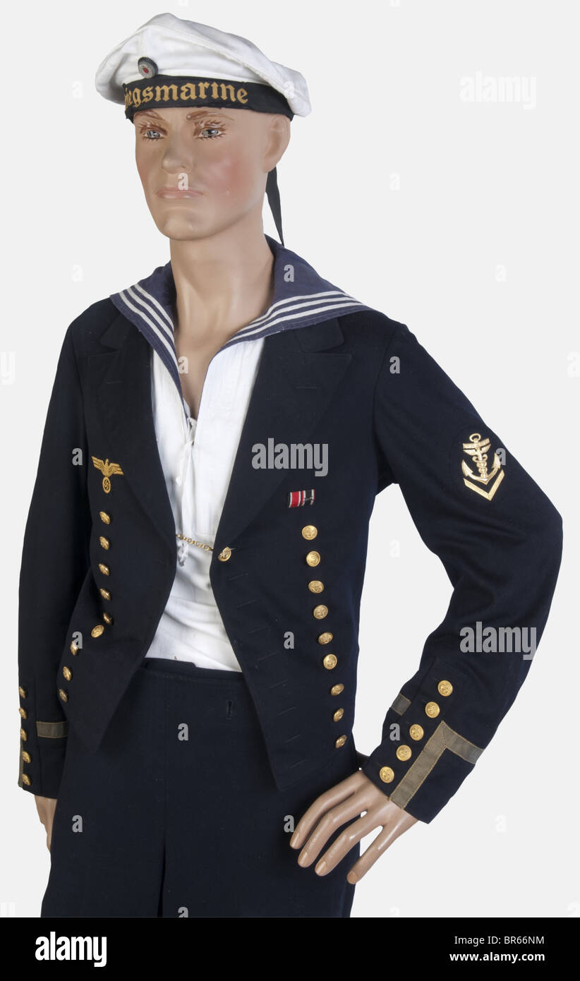 Kriegsmarine Matelot de la Kriegsmarine en tenue de sortie sur mannequin comprenant un bachi avec coiffe blanche bandeau Kriegsmarine bandeau interieur abime coconde nationale presente mais aigle abas...