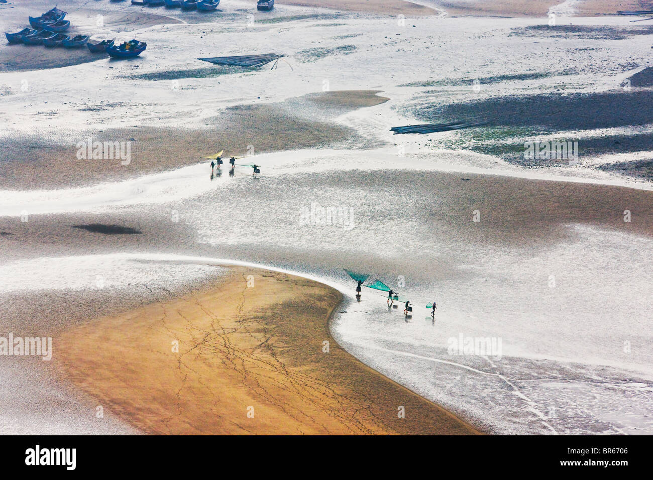 I pescatori sulla spiaggia a est dal Mar Cinese Orientale, Xiapu, Fujian, Cina Foto Stock