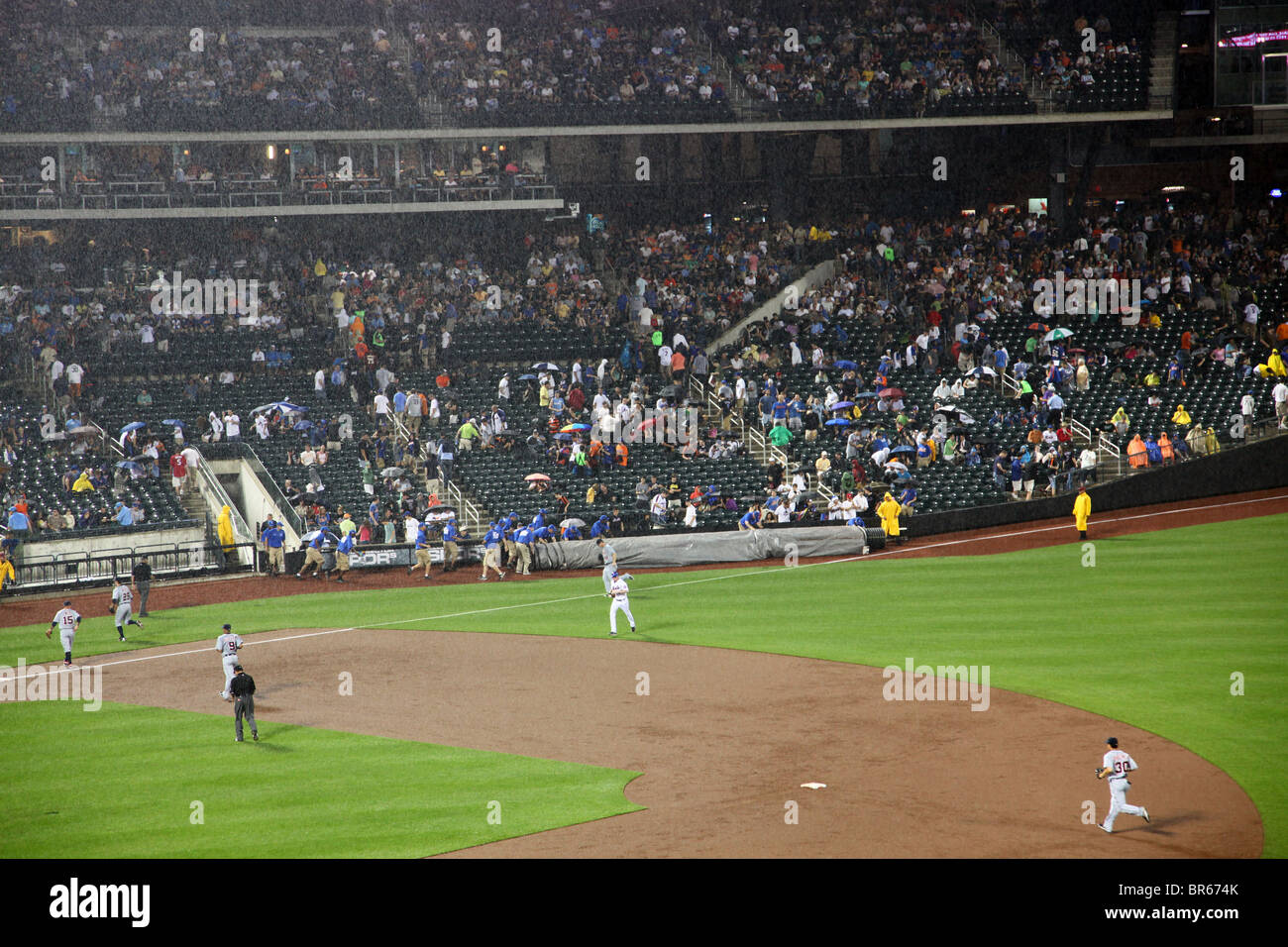 New York Mets e Detroit Tigers giocatori sgomberare il campo durante un ritardo di pioggia, Queens, NY, STATI UNITI D'AMERICA Foto Stock