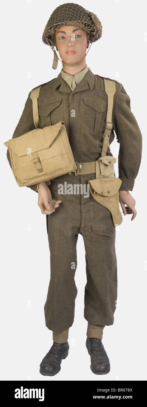 Décoration Grande-BRETAGNE, Membre de troupe canadien, sur mannequin, comprenant un casque tortue peinture verte recouvert de son filet de camouflage, complet avec intérieur et jugulaires, un blouson de Battle dress en drap avec ses titters de manches et ses insignes de grade avec ruban de, pantalun, en, en brodequins cuir noir et paire de guêtres, ceinturon troupe avec étui à pistolet et étui à munizioni, un brelage et un cartable en toile verte. Su y joint une chemise et une cravate en toile verte, , Foto Stock